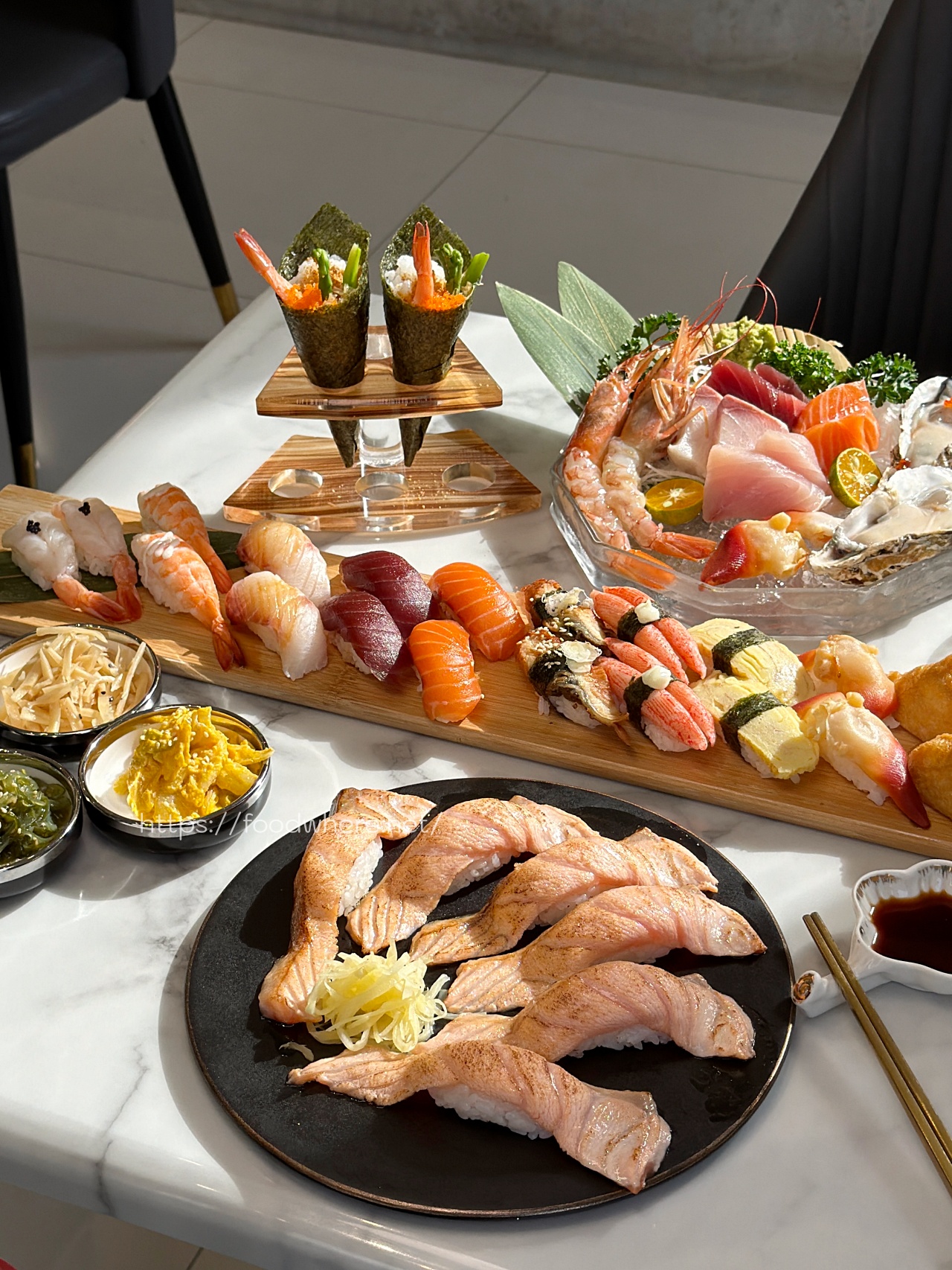 高雄前鎮壽司推薦《天狩壽司》比連鎖店更爽！34顆組合千元有找，厚切炙燒鮭魚買五送一 @高雄美食底對