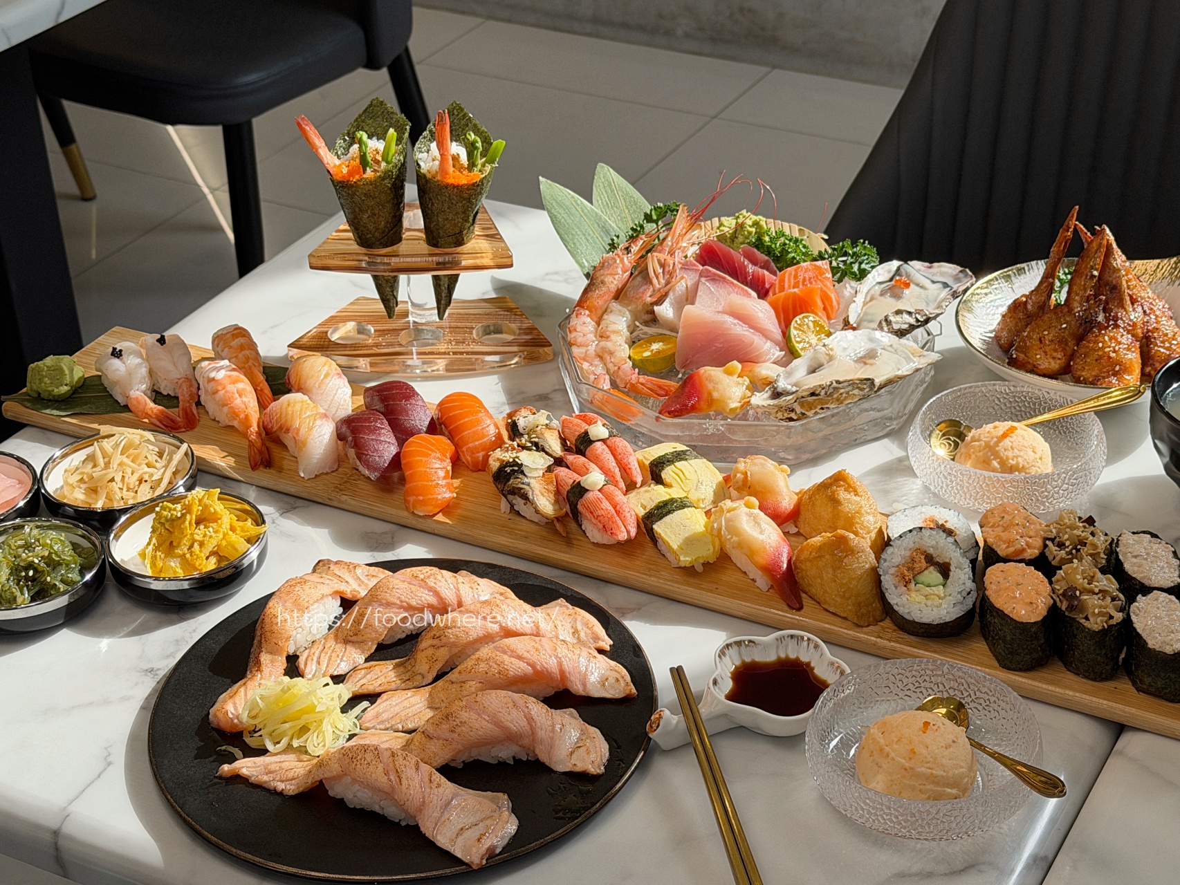 高雄前鎮壽司推薦《天狩壽司》比連鎖店更爽！34顆組合千元有找，厚切炙燒鮭魚買五送一 @高雄美食底對