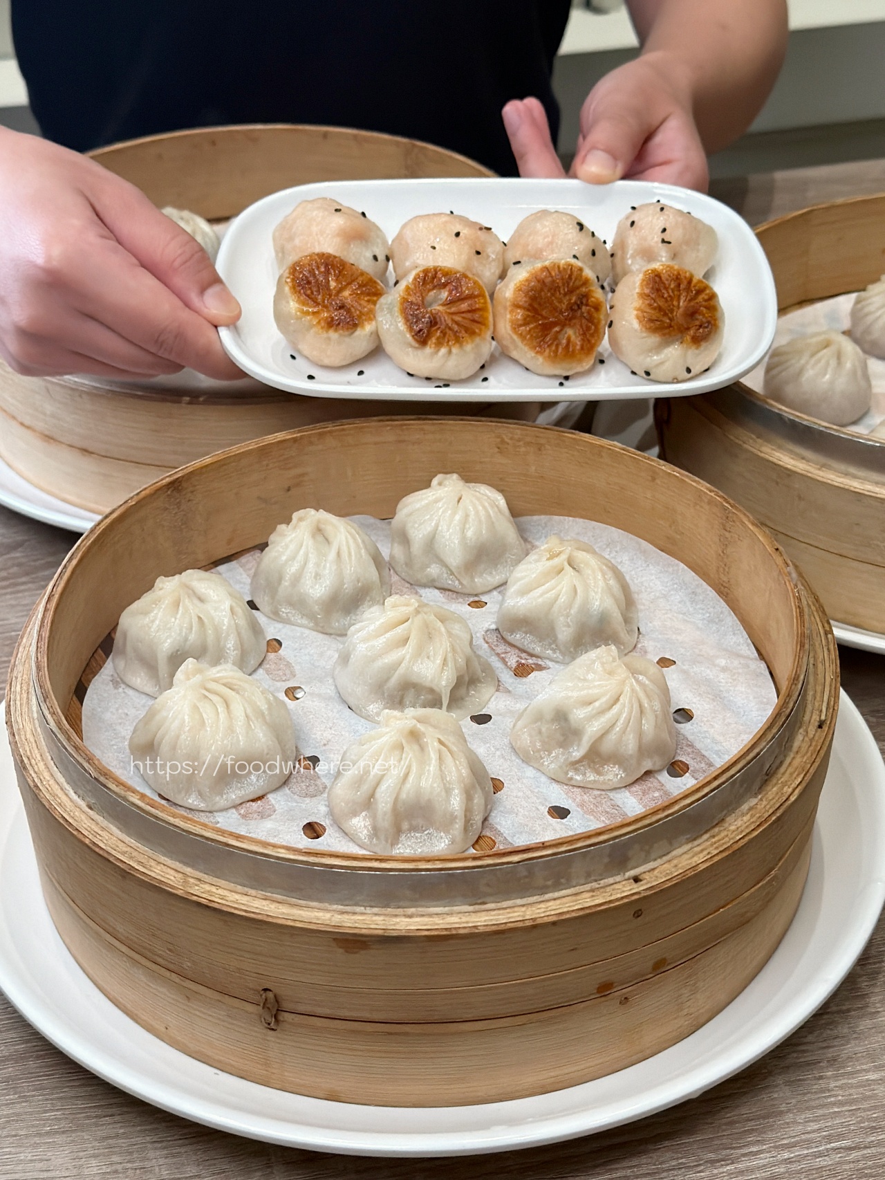 高雄三民美食推薦《小口吃湯包 》爆汁小籠包與酥脆生煎包 @高雄美食底對