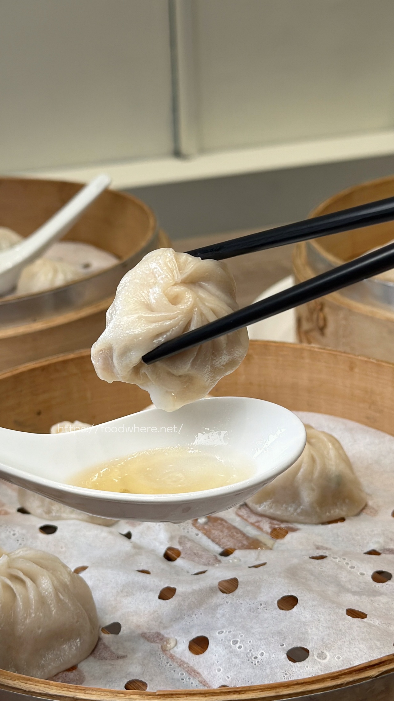 高雄三民美食推薦《小口吃湯包 》爆汁小籠包與酥脆生煎包 @高雄美食底對