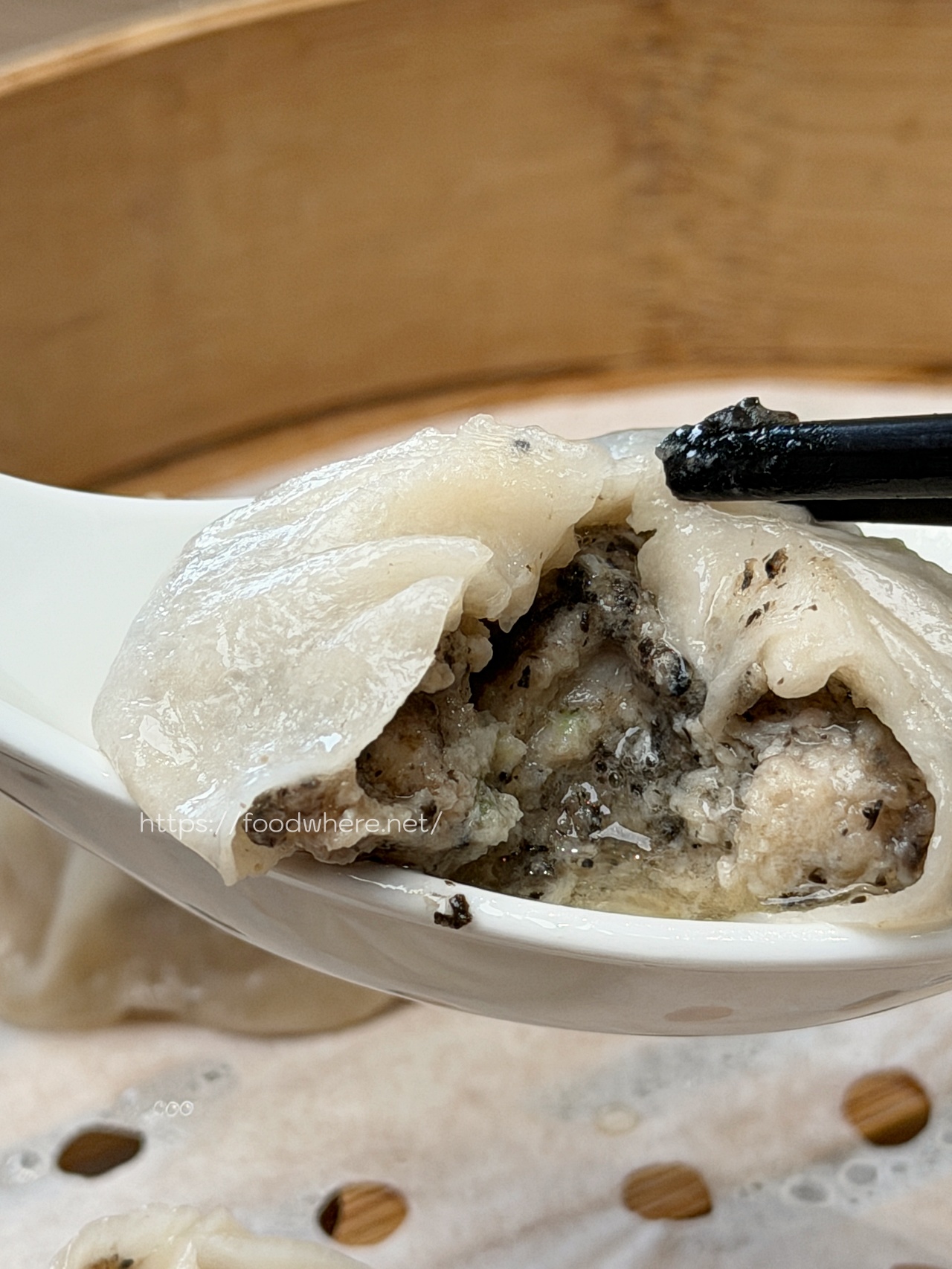 高雄三民美食推薦《小口吃湯包 》爆汁小籠包與酥脆生煎包 @高雄美食底對