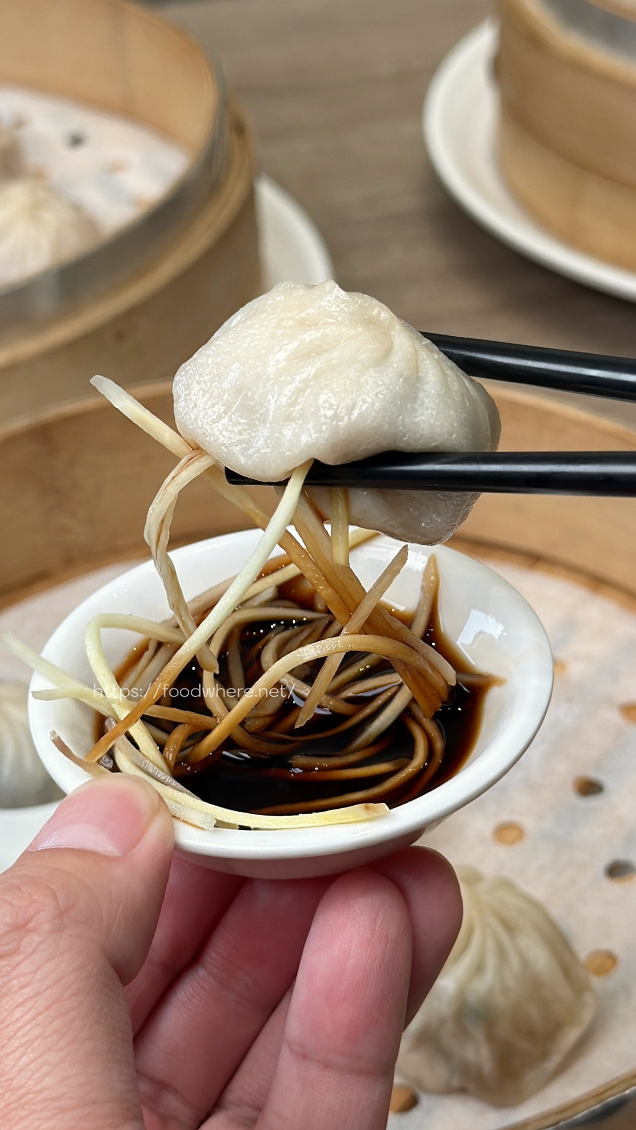 高雄三民美食推薦《小口吃湯包 》爆汁小籠包與酥脆生煎包 @高雄美食底對