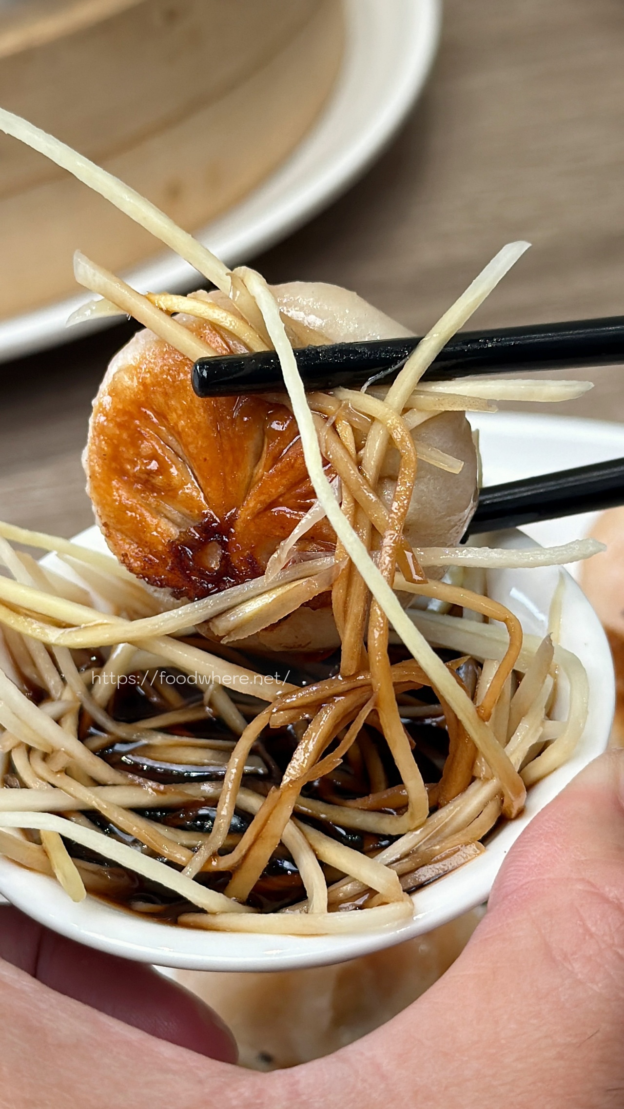 高雄三民美食推薦《小口吃湯包 》爆汁小籠包與酥脆生煎包 @高雄美食底對