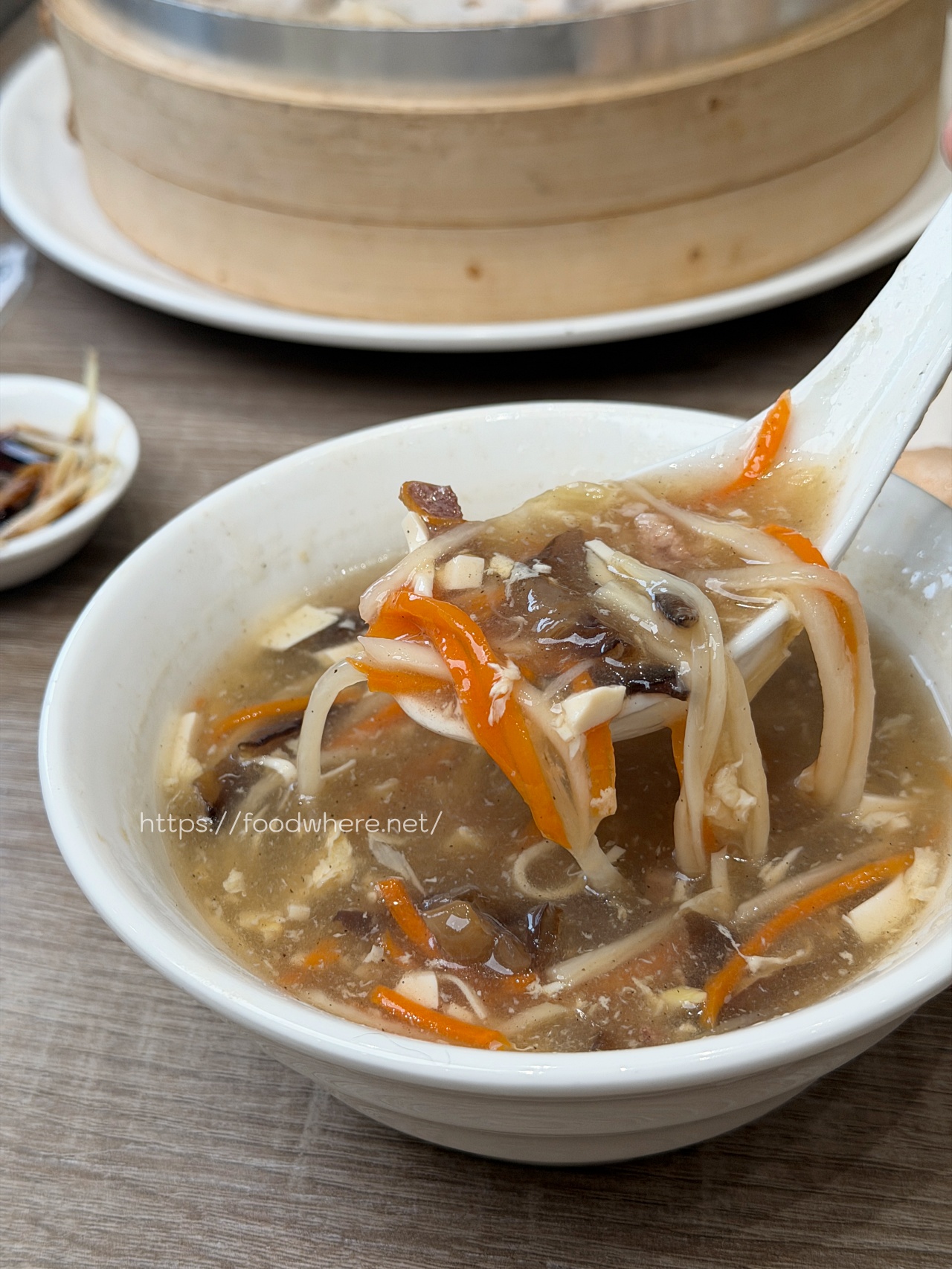 高雄三民美食推薦《小口吃湯包 》爆汁小籠包與酥脆生煎包 @高雄美食底對