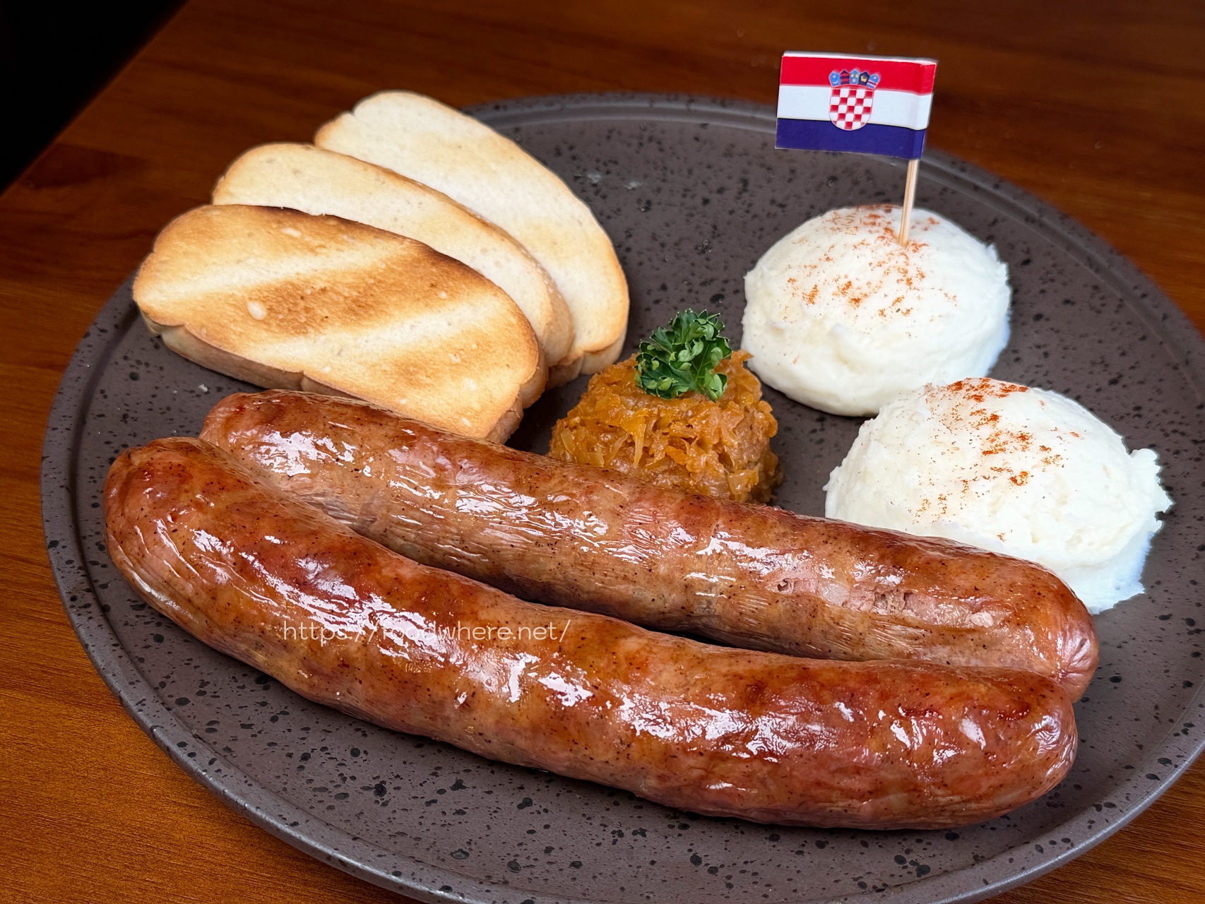 高雄苓雅美食推薦《莎曉克羅埃西亞廚房》隱身巷弄的東歐靈魂料理與極致戰斧豬排 @高雄美食底對