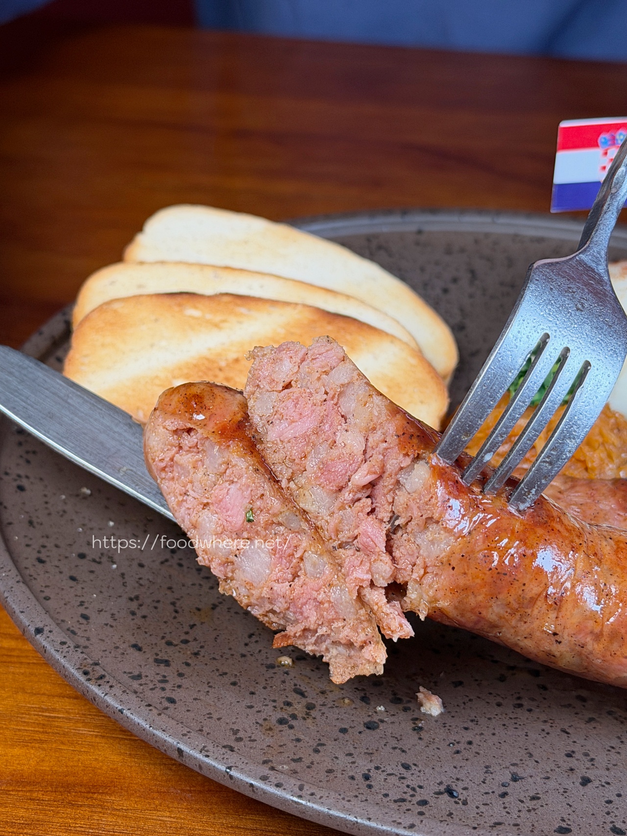 高雄苓雅美食推薦《莎曉克羅埃西亞廚房》隱身巷弄的東歐靈魂料理與極致戰斧豬排 @高雄美食底對