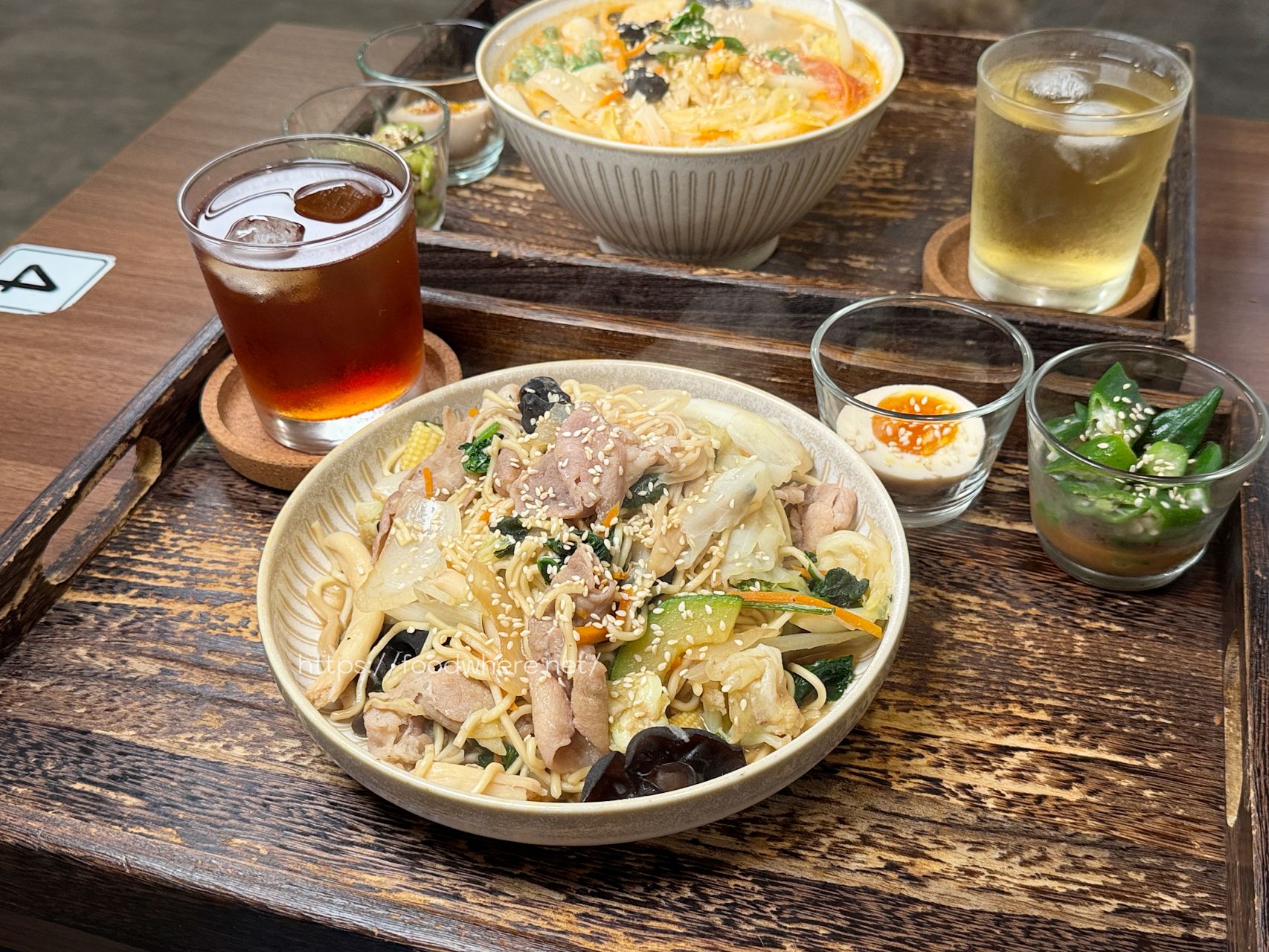 高雄文化中心美食推薦《那涼》擼貓＋超好吃家常炒麵 @高雄美食底對