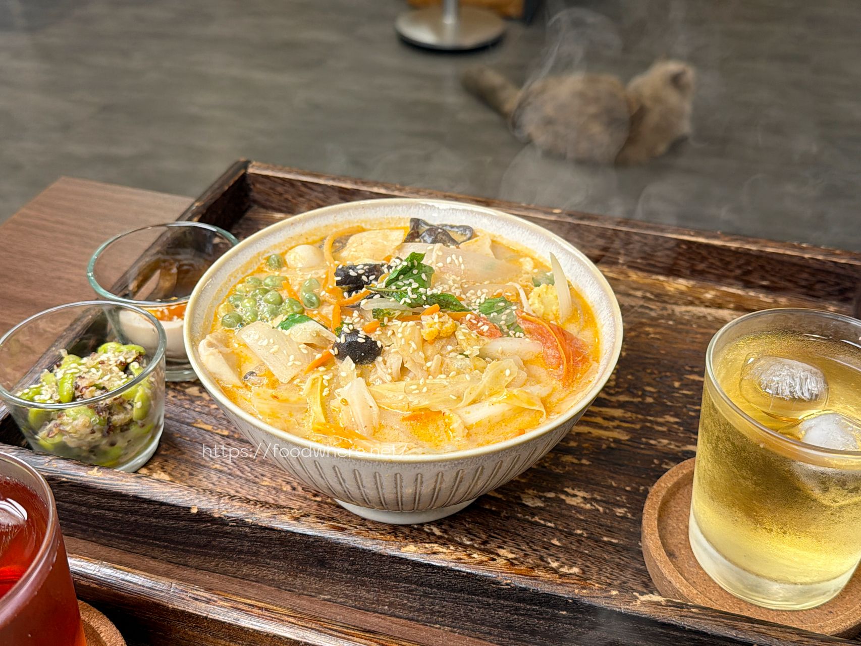 高雄文化中心美食推薦《那涼》擼貓＋超好吃家常炒麵 @高雄美食底對