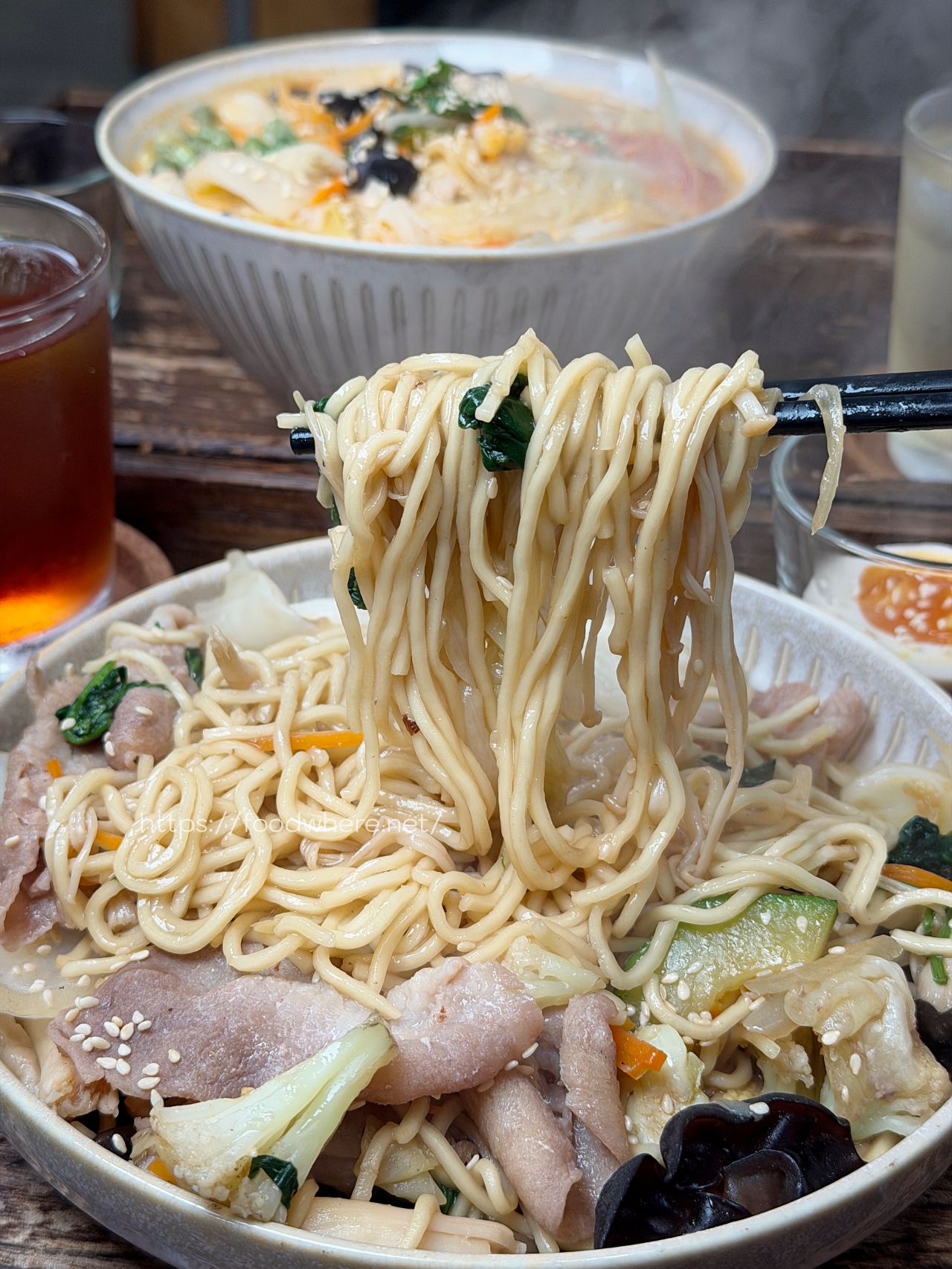 高雄文化中心美食推薦《那涼》擼貓＋超好吃家常炒麵 @高雄美食底對