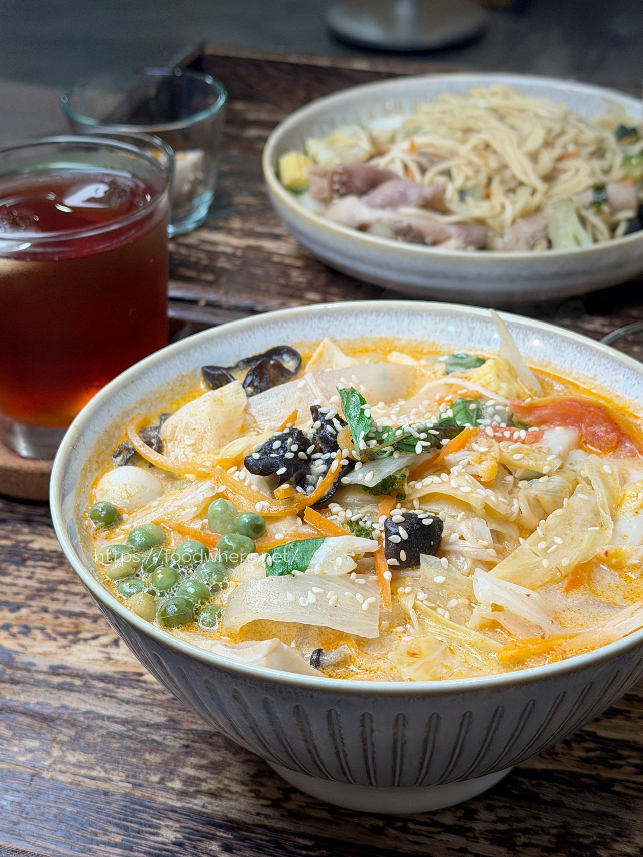 高雄文化中心美食推薦《那涼》擼貓＋超好吃家常炒麵 @高雄美食底對