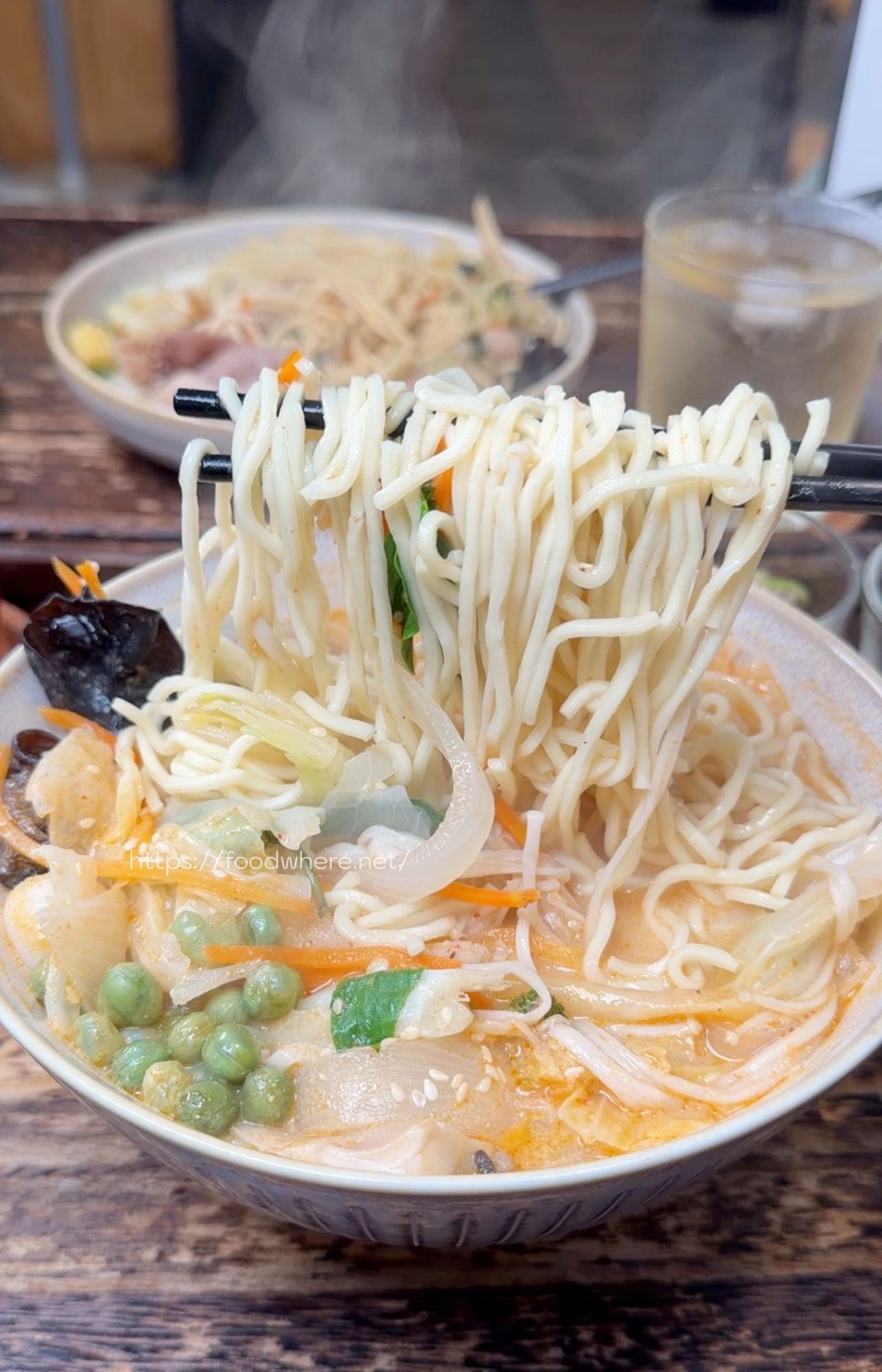 高雄文化中心美食推薦《那涼》擼貓＋超好吃家常炒麵 @高雄美食底對