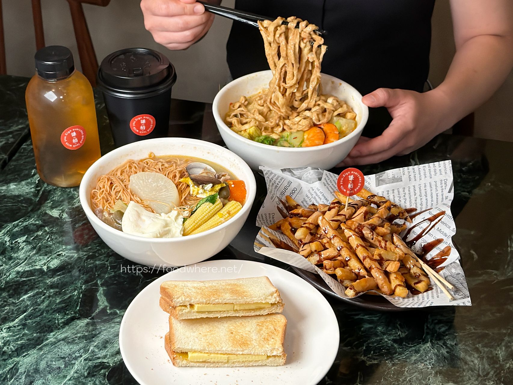 高雄左營美食推薦《謙稻》手炒叻沙與剝皮辣椒的極致鍋燒 @高雄美食底對