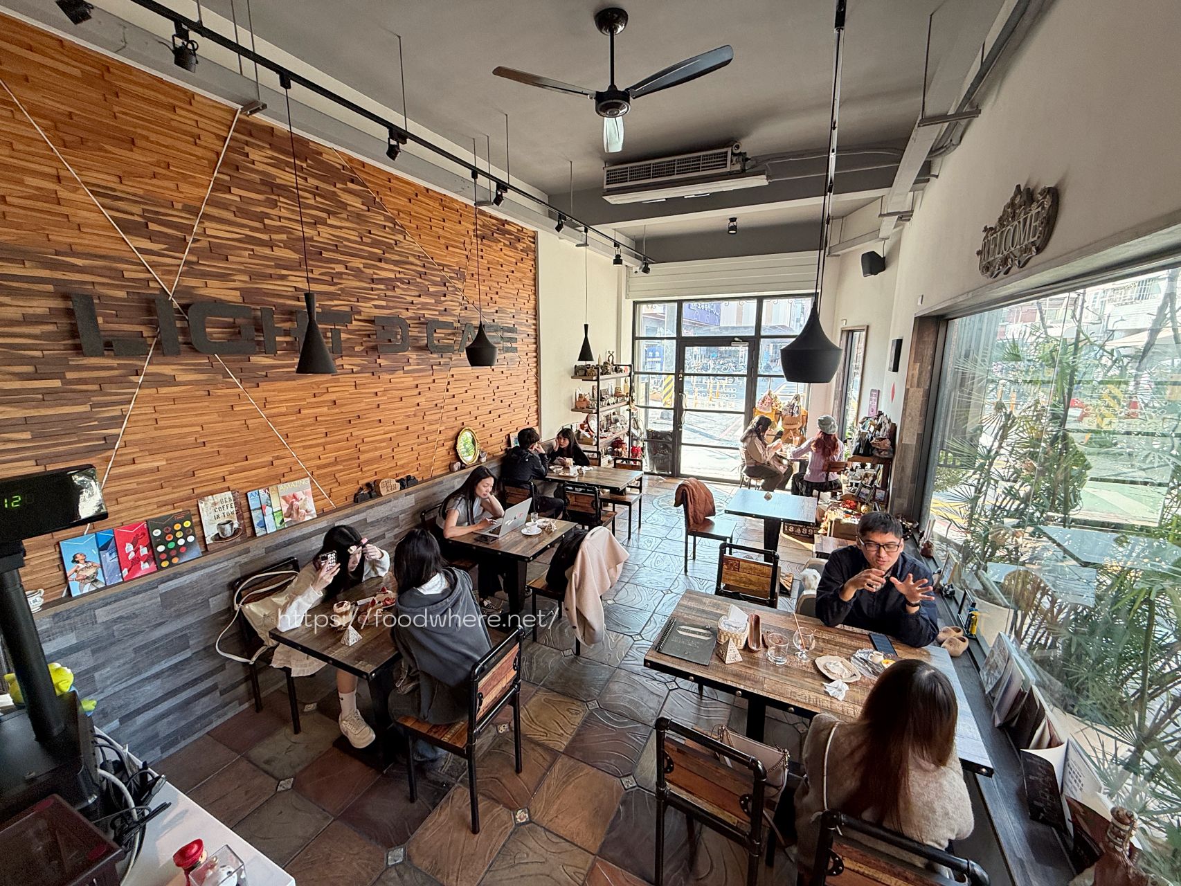 高雄三民區咖啡店推薦《Light 3 Cafe 》每年草莓季必報到的甜點天堂 @高雄美食底對