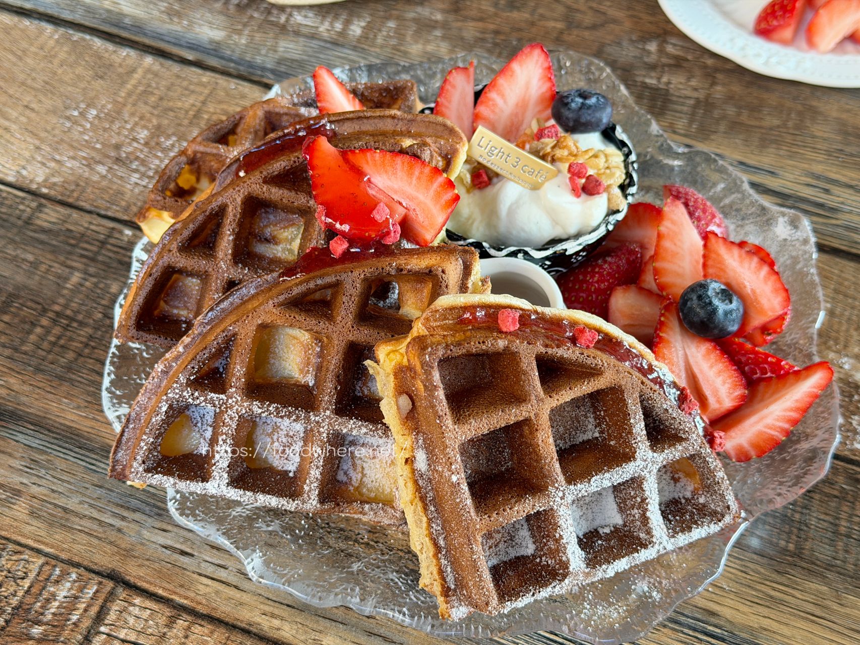 高雄三民區咖啡店推薦《Light 3 Cafe 》每年草莓季必報到的甜點天堂 @高雄美食底對