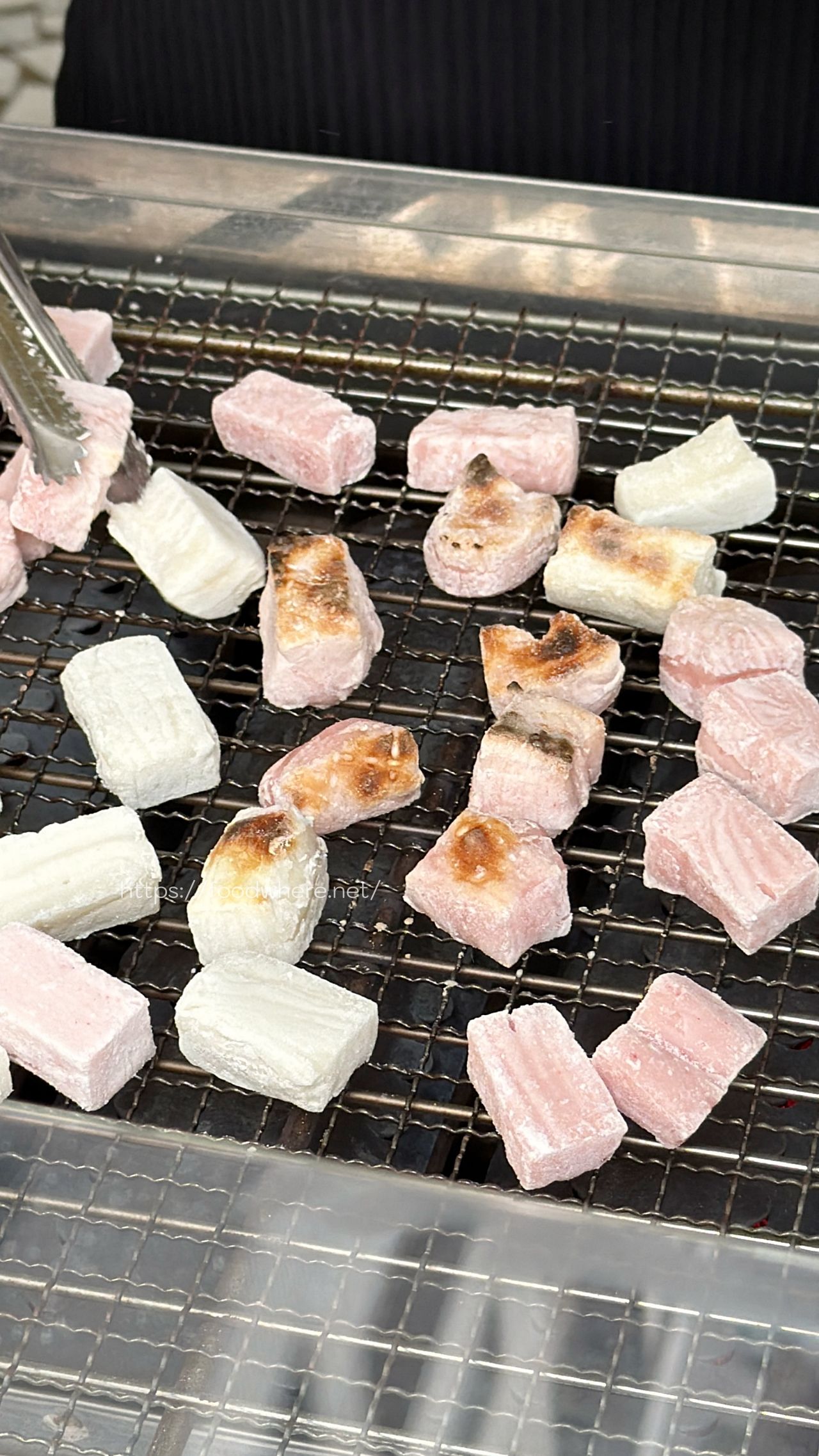 高雄三民美食推薦《Q DAYDAY烤麻糬製造所》藏身巷弄的現烤彩虹麻糬與季節限定草莓風味 @高雄美食底對