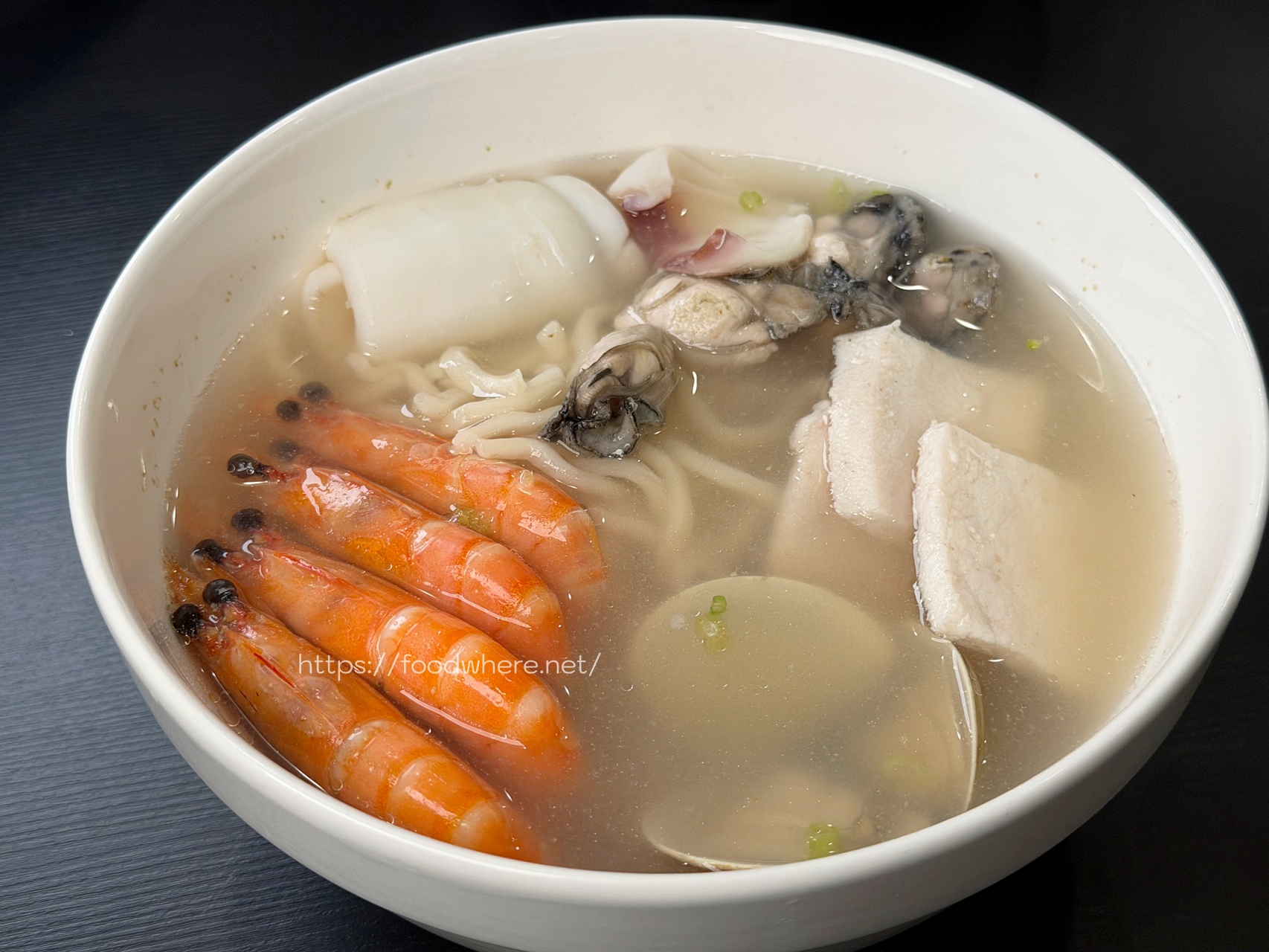 高雄左營美食推薦《一碗質樸 巨蛋立信店》藏身巨蛋商圈的滿滿海味湯泡飯！推：蛤蠣絲瓜麵線 @高雄美食底對