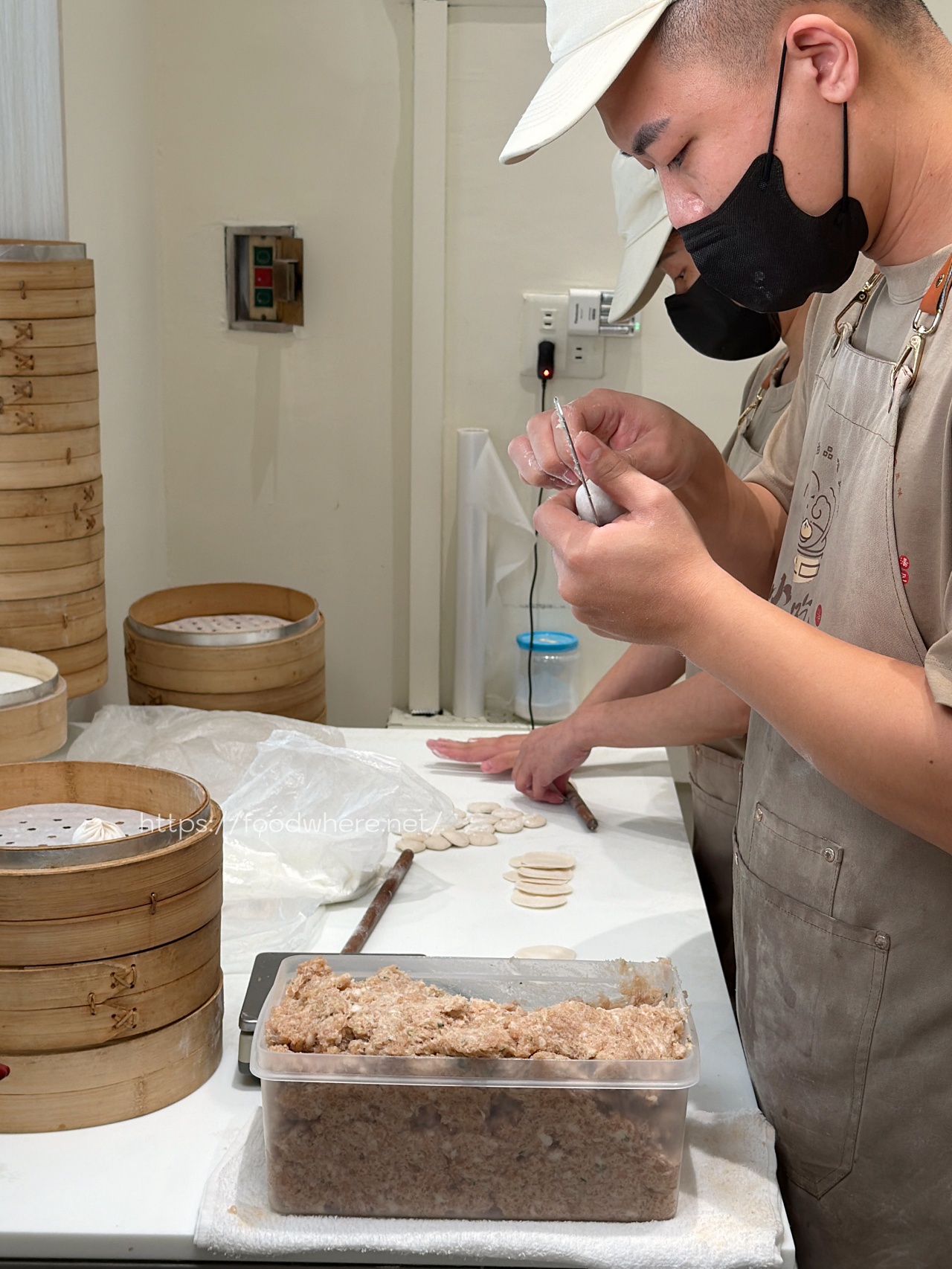 高雄三民美食推薦《小口吃湯包 》爆汁小籠包與酥脆生煎包 @高雄美食底對