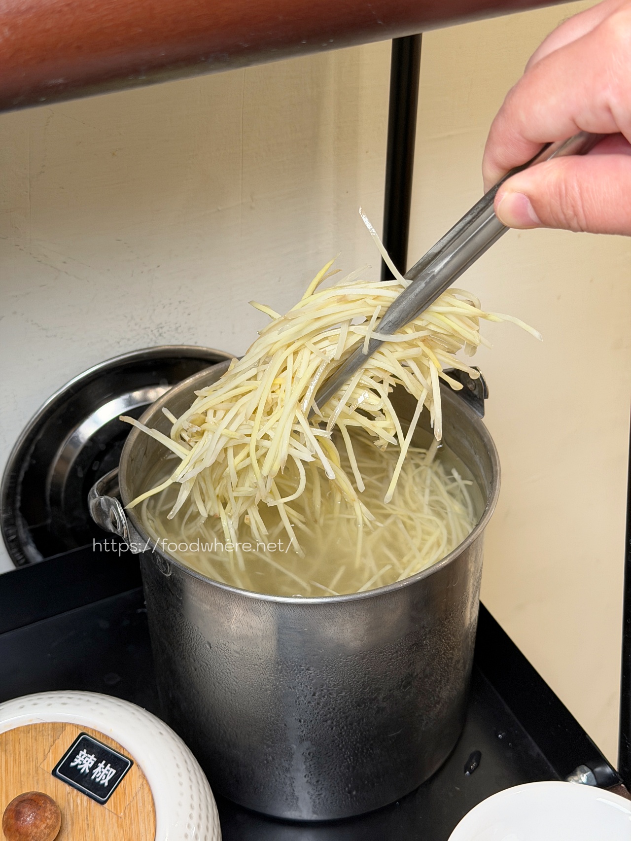 高雄三民美食推薦《小口吃湯包 》爆汁小籠包與酥脆生煎包 @高雄美食底對