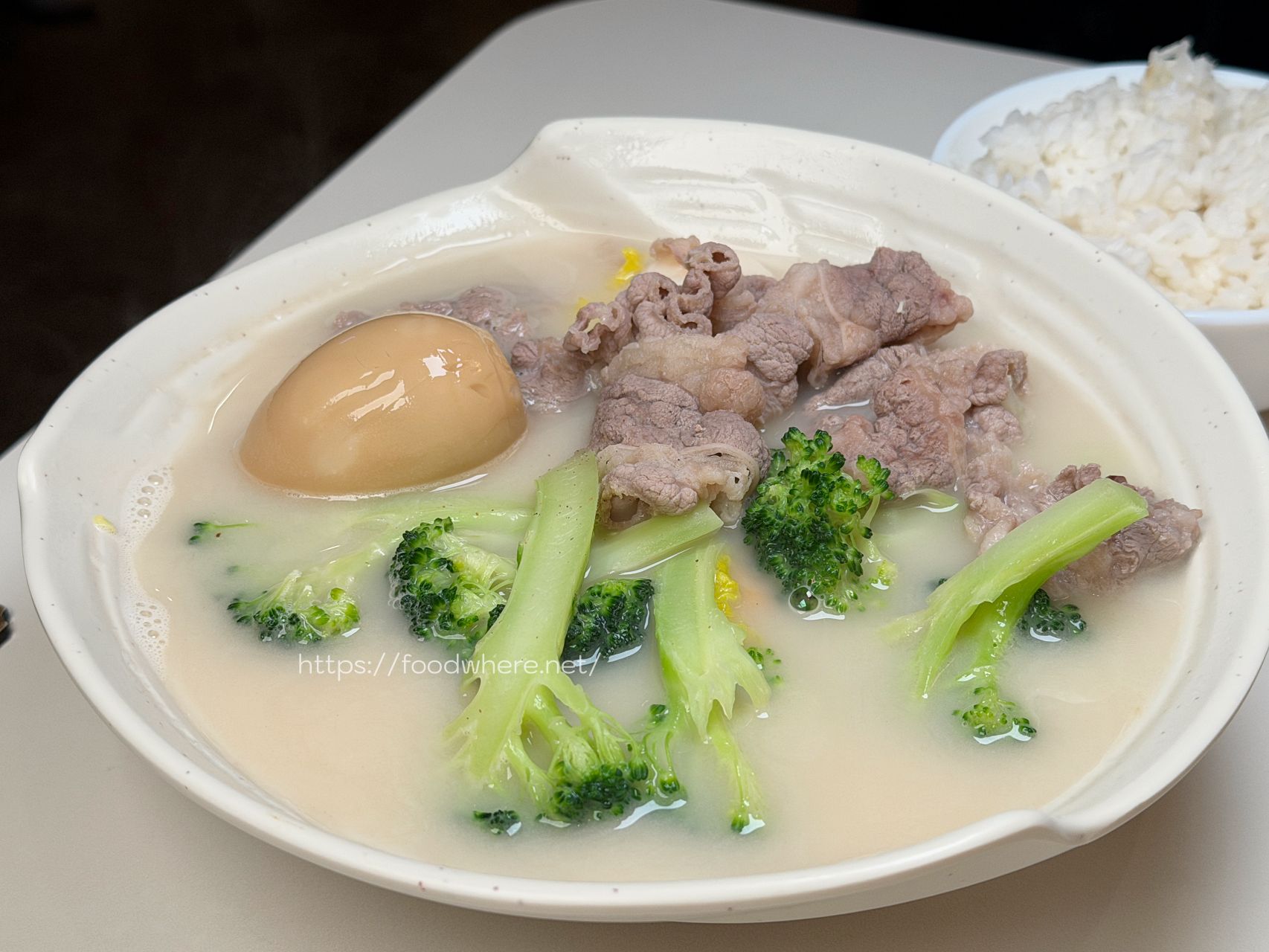 （有放菜單）高雄新堀江美食推薦《拾八辣麻辣燙》質感內用空間與香濃麻奶湯的療癒宵夜首選 @高雄美食底對