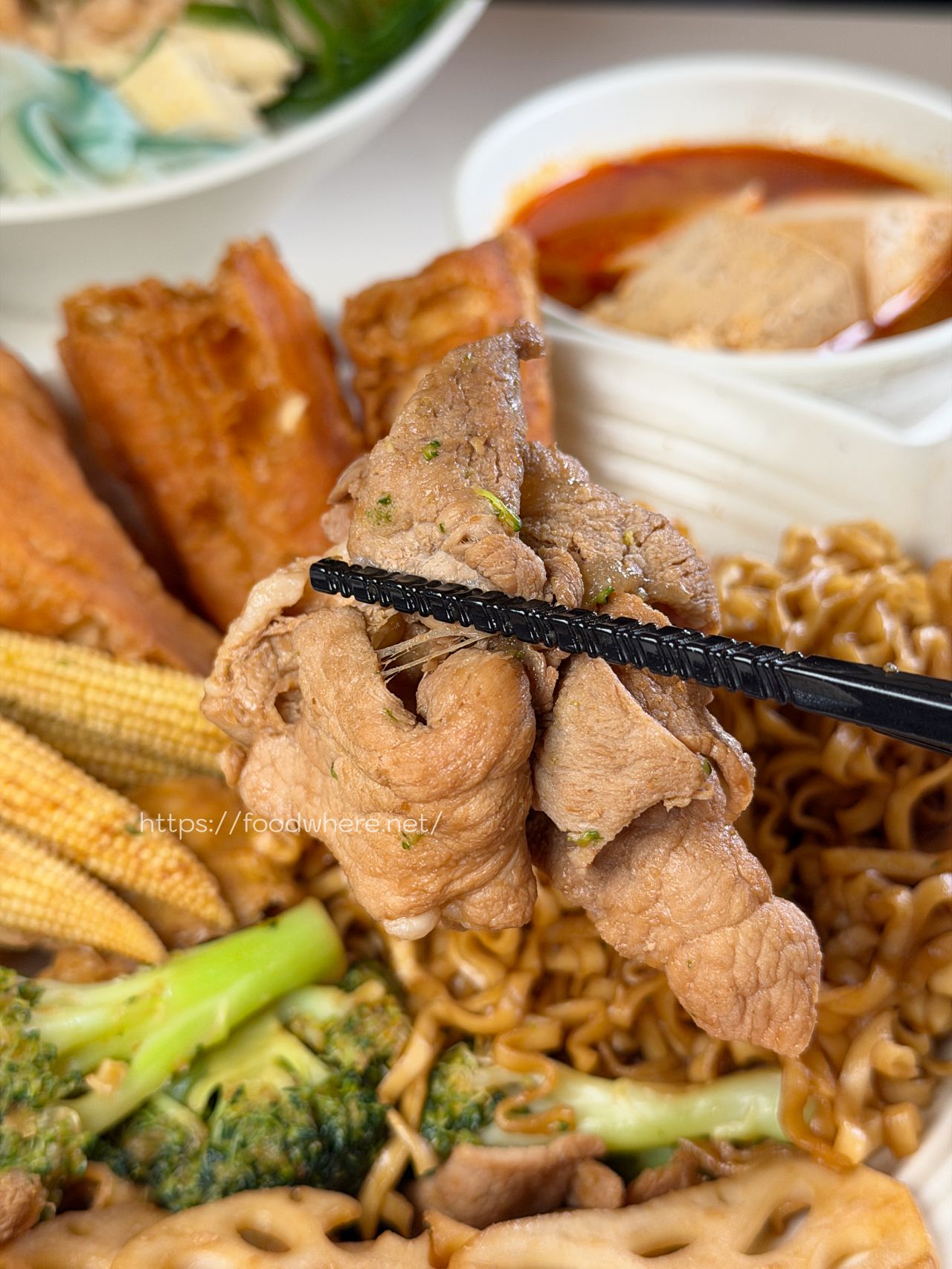 （有放菜單）高雄新堀江美食推薦《拾八辣麻辣燙》質感內用空間與香濃麻奶湯的療癒宵夜首選 @高雄美食底對