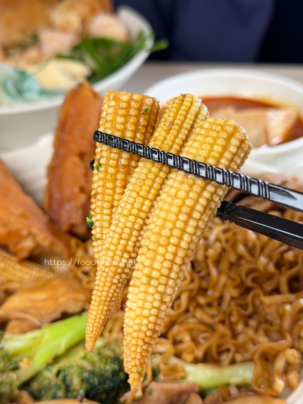 （有放菜單）高雄新堀江美食推薦《拾八辣麻辣燙》質感內用空間與香濃麻奶湯的療癒宵夜首選 @高雄美食底對