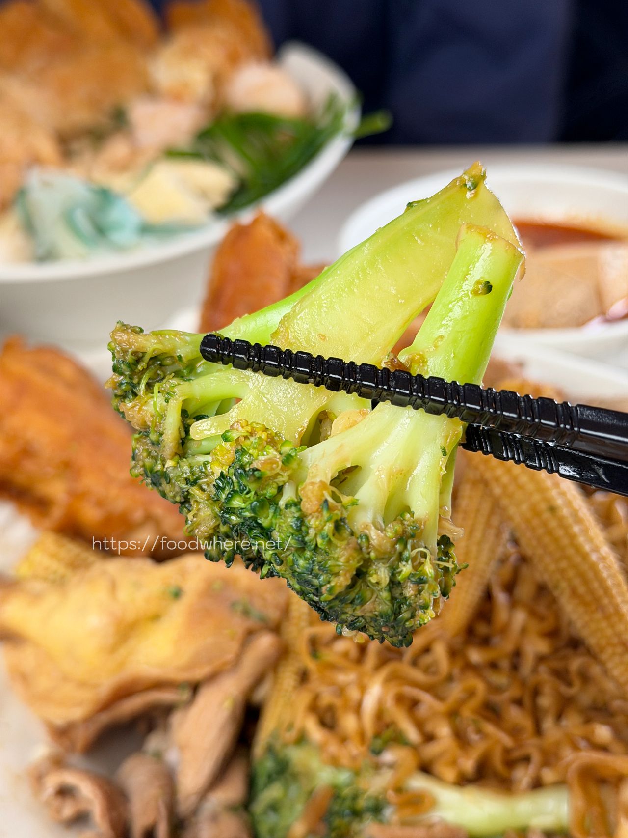 （有放菜單）高雄新堀江美食推薦《拾八辣麻辣燙》質感內用空間與香濃麻奶湯的療癒宵夜首選 @高雄美食底對