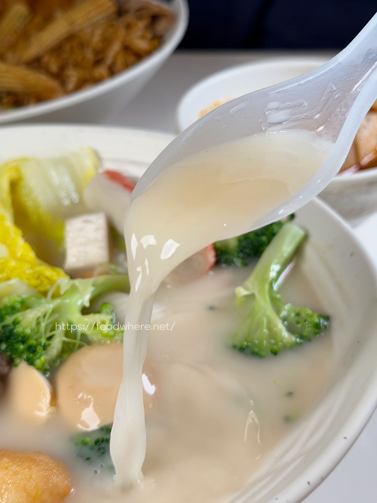 （有放菜單）高雄新堀江美食推薦《拾八辣麻辣燙》質感內用空間與香濃麻奶湯的療癒宵夜首選 @高雄美食底對