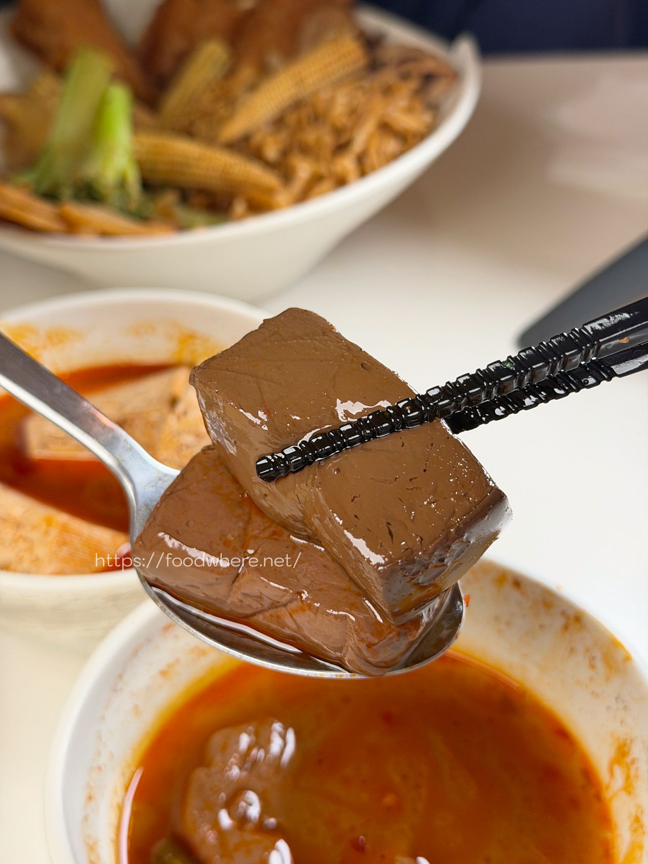 （有放菜單）高雄新堀江美食推薦《拾八辣麻辣燙》質感內用空間與香濃麻奶湯的療癒宵夜首選 @高雄美食底對