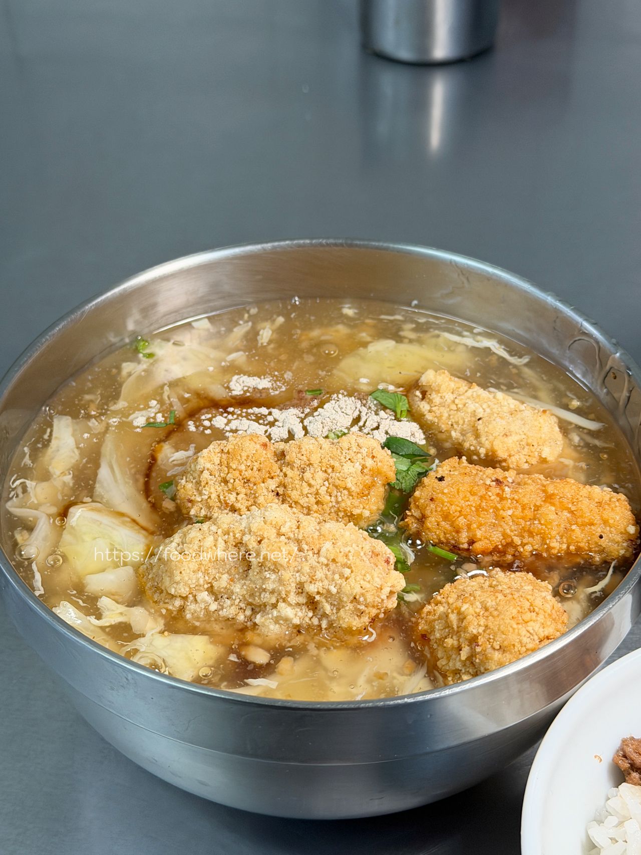 高雄鳳山美食推薦《五甲社區土魠魚羹》鮮甜高麗菜湯底與現炸大塊魚肉 @高雄美食底對