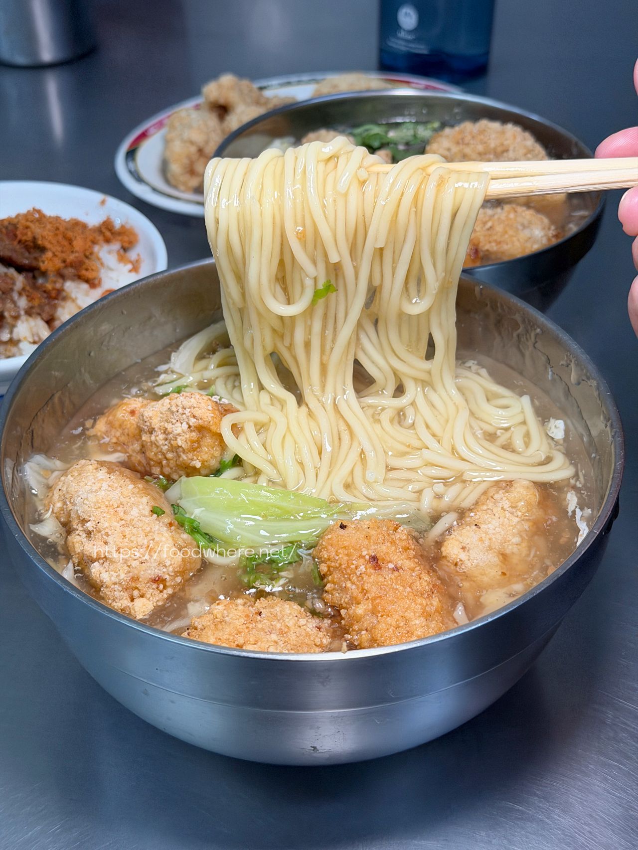 高雄鳳山美食推薦《五甲社區土魠魚羹》鮮甜高麗菜湯底與現炸大塊魚肉 @高雄美食底對