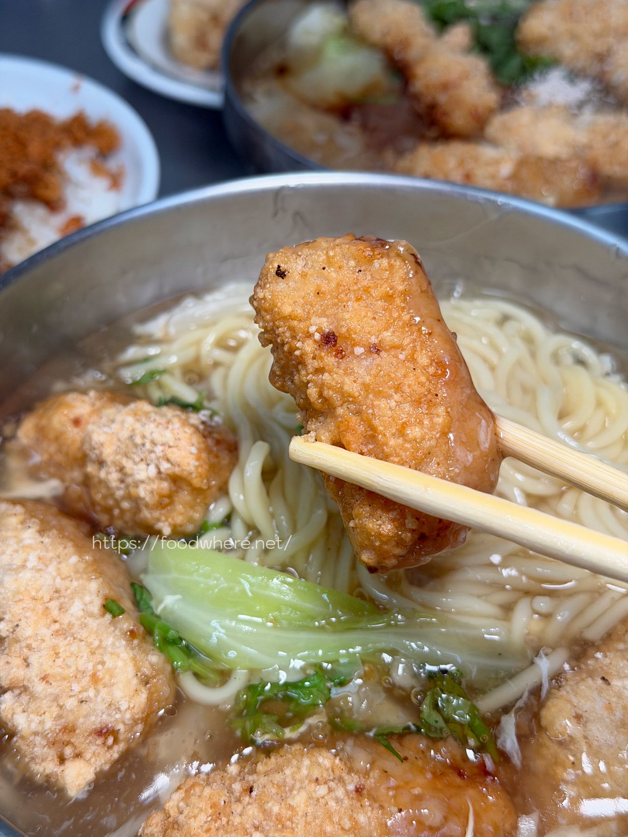 高雄鳳山美食推薦《五甲社區土魠魚羹》鮮甜高麗菜湯底與現炸大塊魚肉 @高雄美食底對
