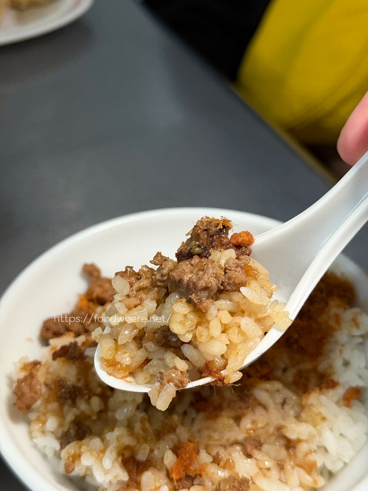 高雄鳳山美食推薦《五甲社區土魠魚羹》鮮甜高麗菜湯底與現炸大塊魚肉 @高雄美食底對