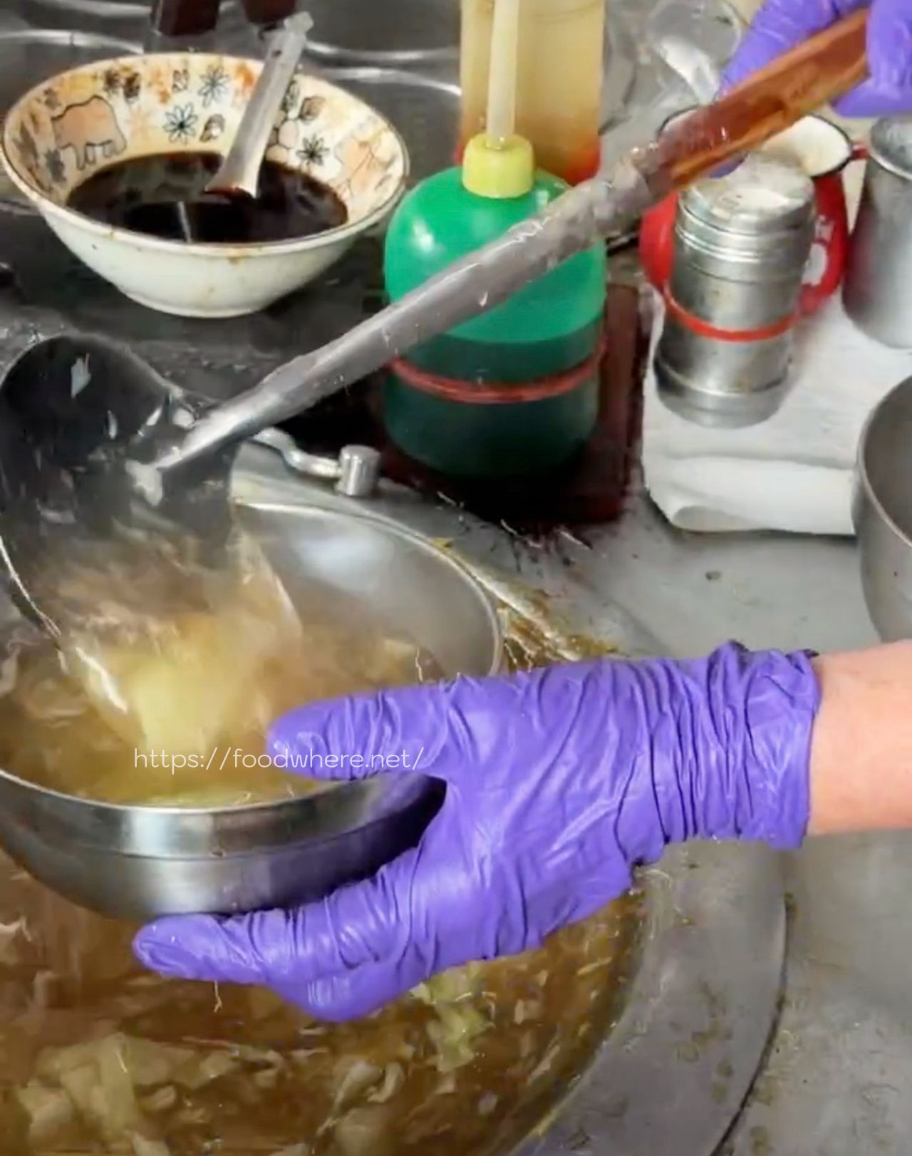 高雄鳳山美食推薦《五甲社區土魠魚羹》鮮甜高麗菜湯底與現炸大塊魚肉 @高雄美食底對