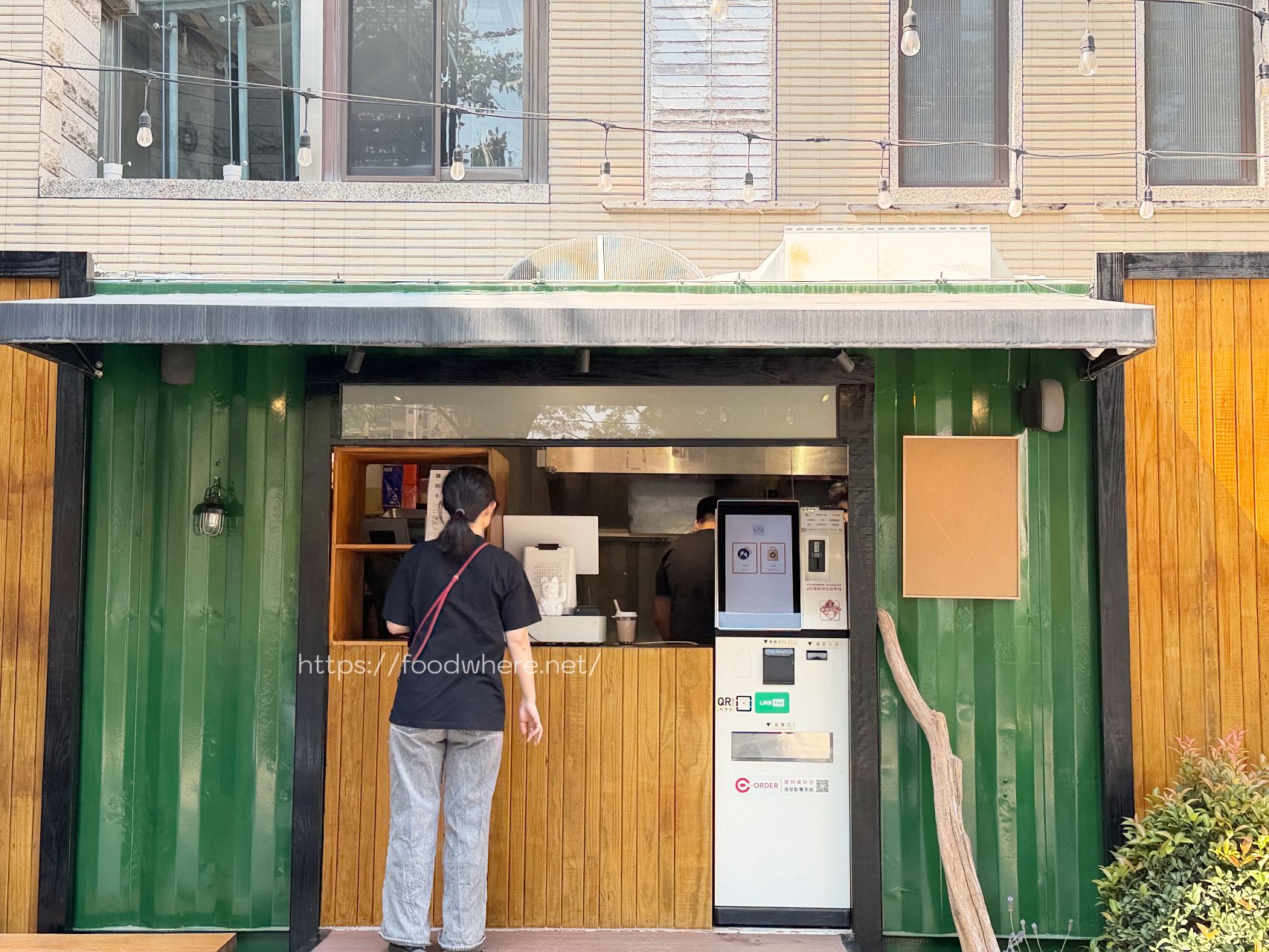 高雄鹽埕美食《雞飯子 海南雞專賣店 》嫩口海南雞配珍珠奶茶 @高雄美食底對