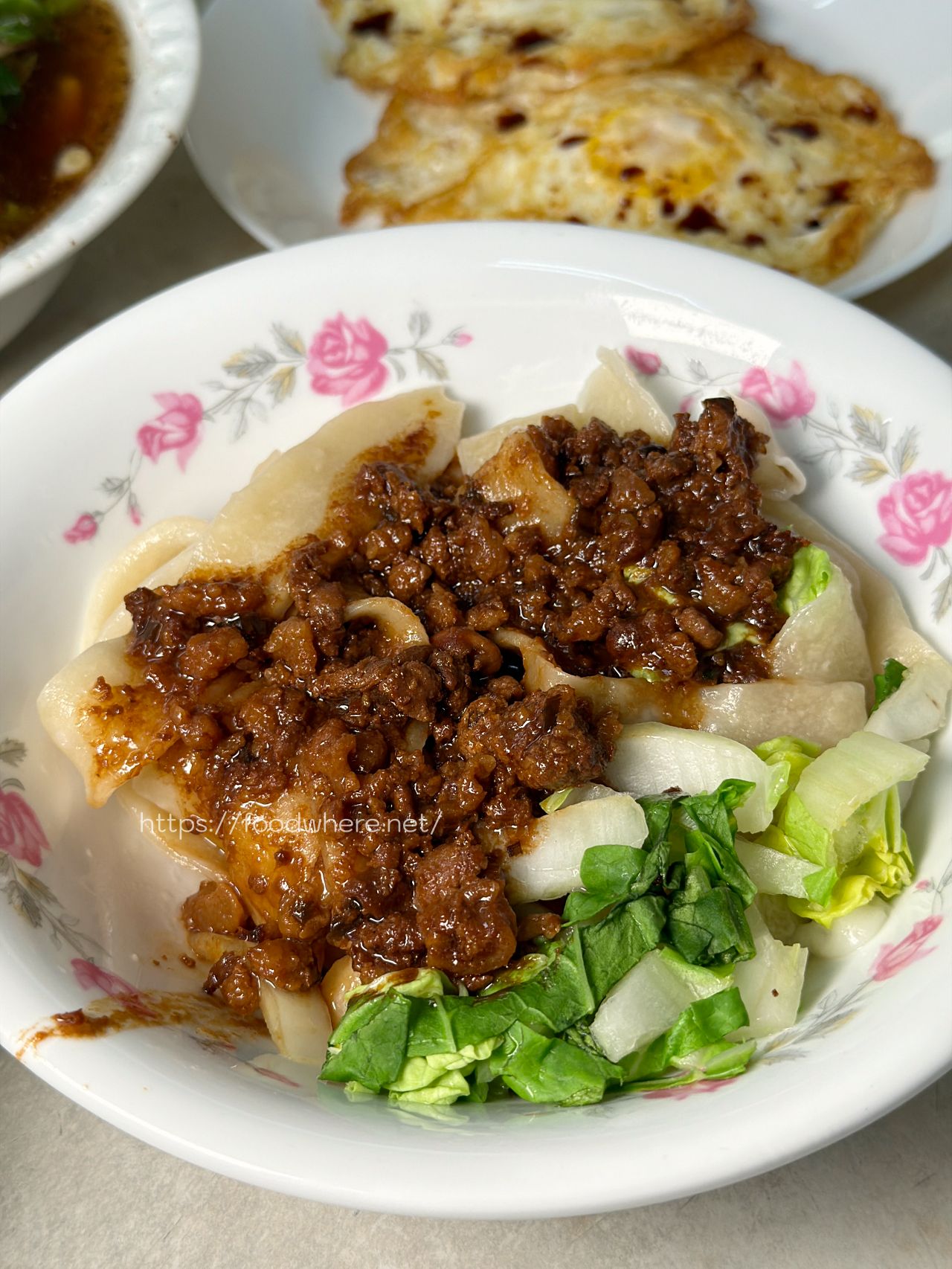 （最新菜單）高雄苓雅美食《鄧記家常牛肉麵》必點手工炸醬麵，加顆半熟荷包蛋超對味！ @高雄美食底對