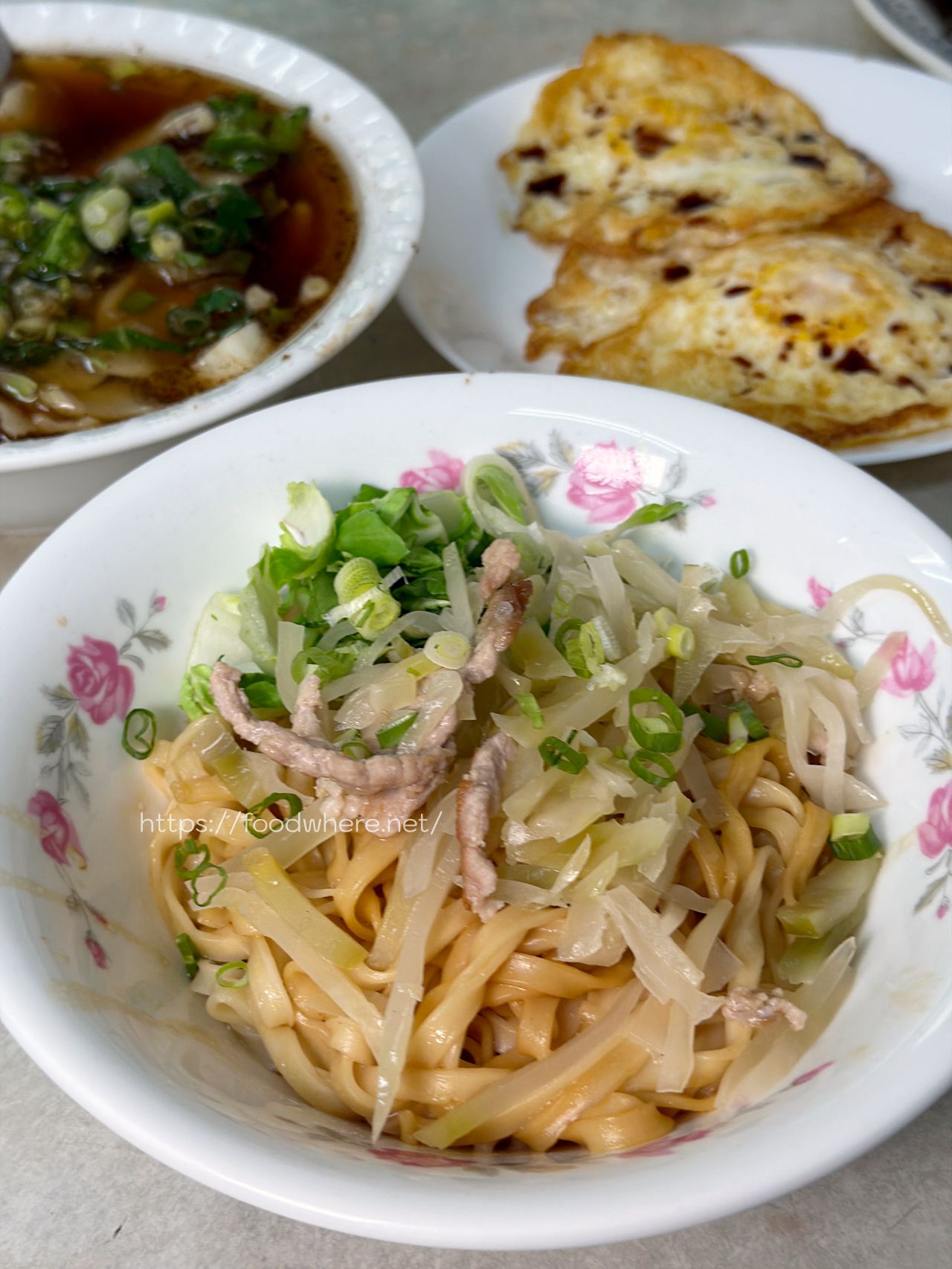 （最新菜單）高雄苓雅美食《鄧記家常牛肉麵》必點手工炸醬麵，加顆半熟荷包蛋超對味！ @高雄美食底對