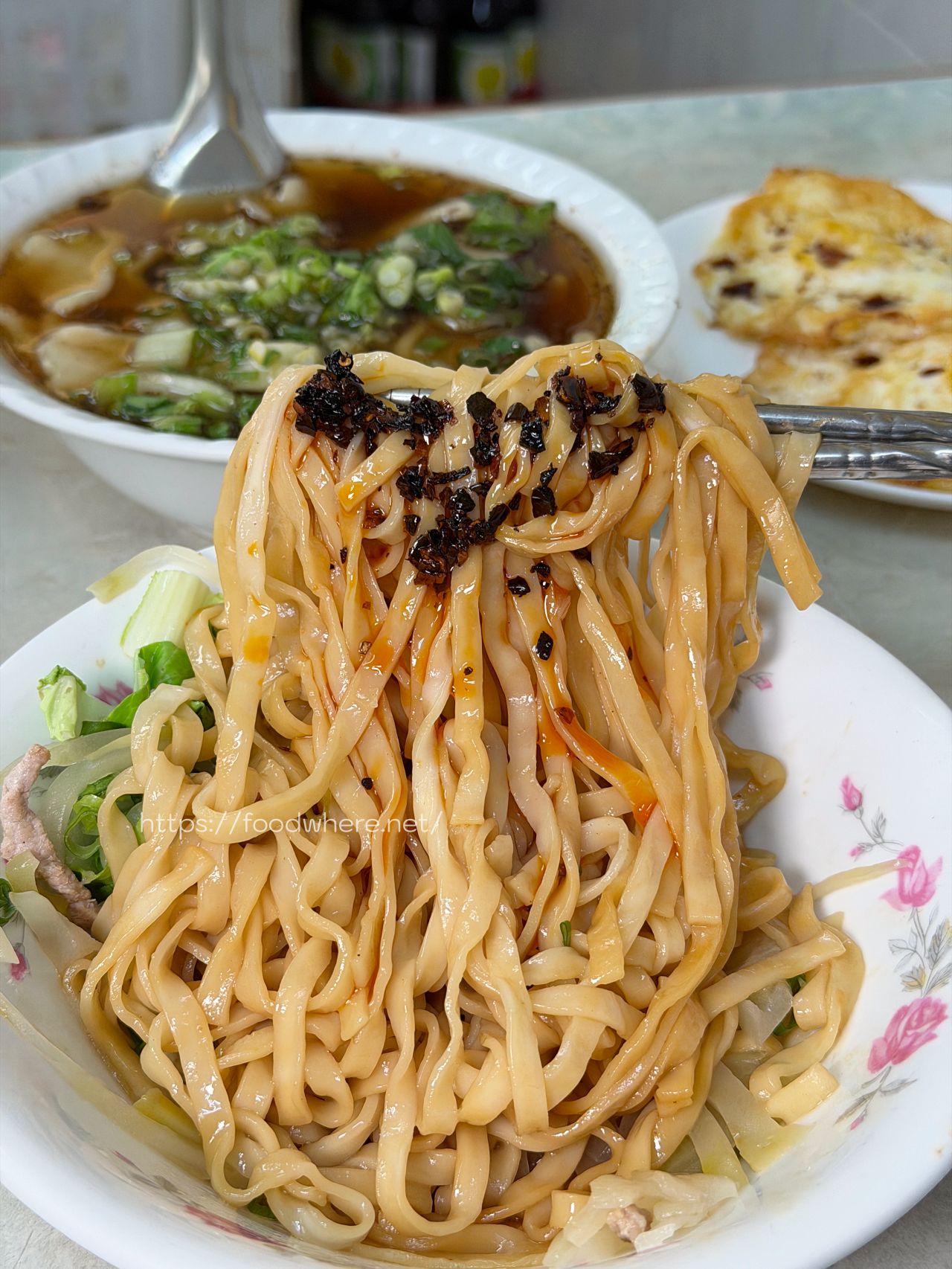 （最新菜單）高雄苓雅美食《鄧記家常牛肉麵》必點手工炸醬麵，加顆半熟荷包蛋超對味！ @高雄美食底對