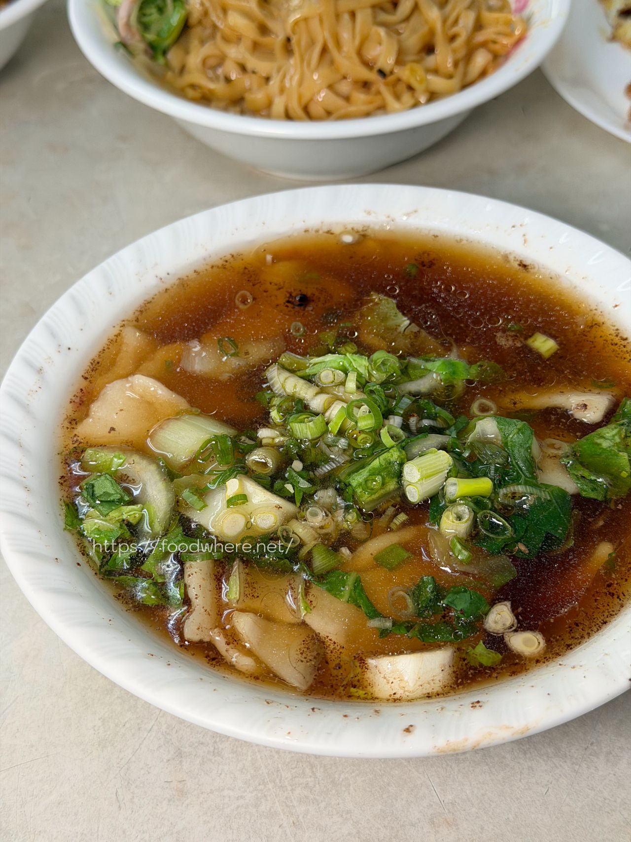 （最新菜單）高雄苓雅美食《鄧記家常牛肉麵》必點手工炸醬麵，加顆半熟荷包蛋超對味！ @高雄美食底對