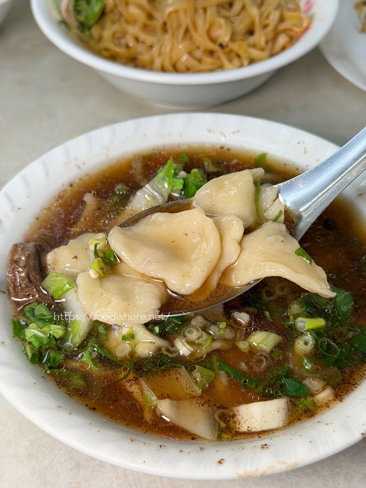 （最新菜單）高雄苓雅美食《鄧記家常牛肉麵》必點手工炸醬麵，加顆半熟荷包蛋超對味！ @高雄美食底對