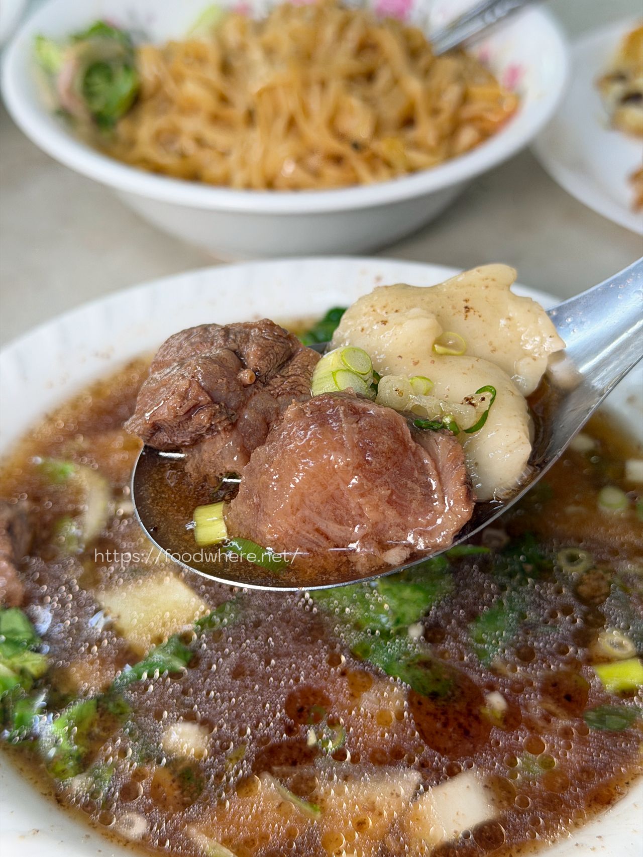 （最新菜單）高雄苓雅美食《鄧記家常牛肉麵》必點手工炸醬麵，加顆半熟荷包蛋超對味！ @高雄美食底對