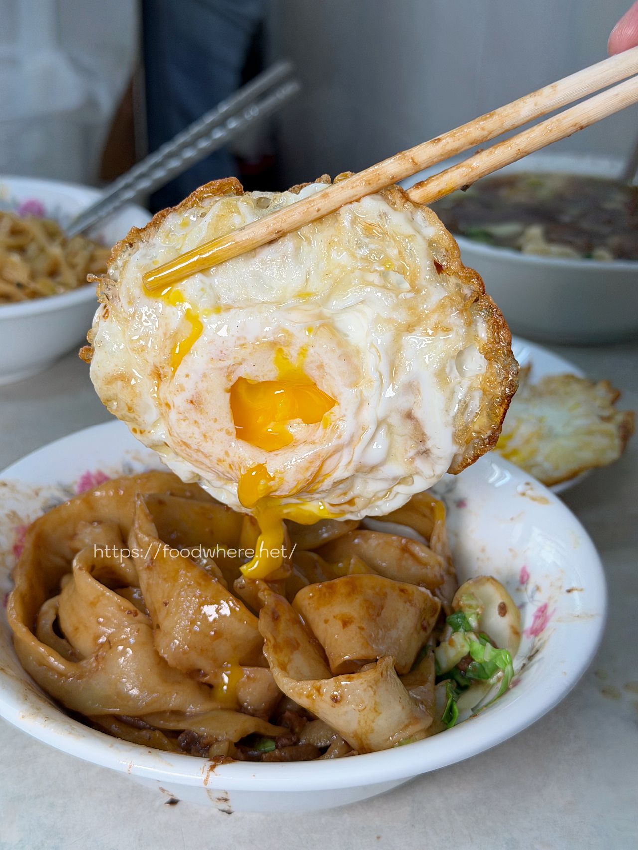 （最新菜單）高雄苓雅美食《鄧記家常牛肉麵》必點手工炸醬麵，加顆半熟荷包蛋超對味！ @高雄美食底對