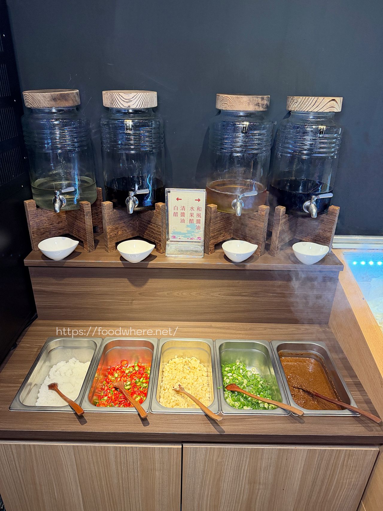 高雄火鍋推薦《舞古賀鍋物專門店》活跳跳新鮮爆蛋紅蟳單隻 99 元，36oz 大份量肉盤雙人餐 @高雄美食底對