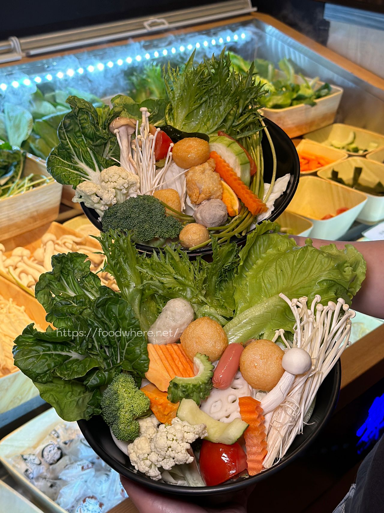 高雄火鍋推薦《舞古賀鍋物專門店》活跳跳新鮮爆蛋紅蟳單隻 99 元，36oz 大份量肉盤雙人餐 @高雄美食底對