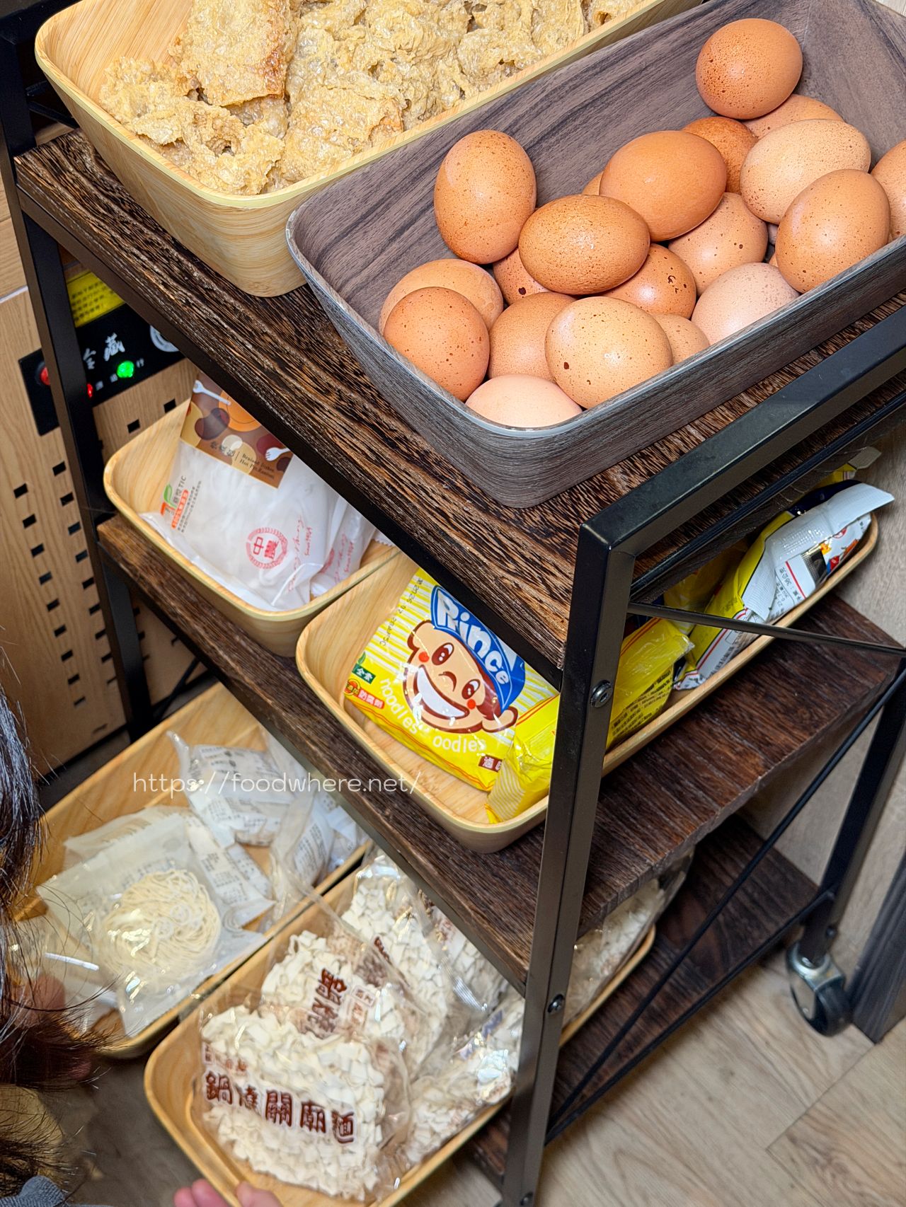 高雄火鍋推薦《舞古賀鍋物專門店》活跳跳新鮮爆蛋紅蟳單隻 99 元，36oz 大份量肉盤雙人餐 @高雄美食底對