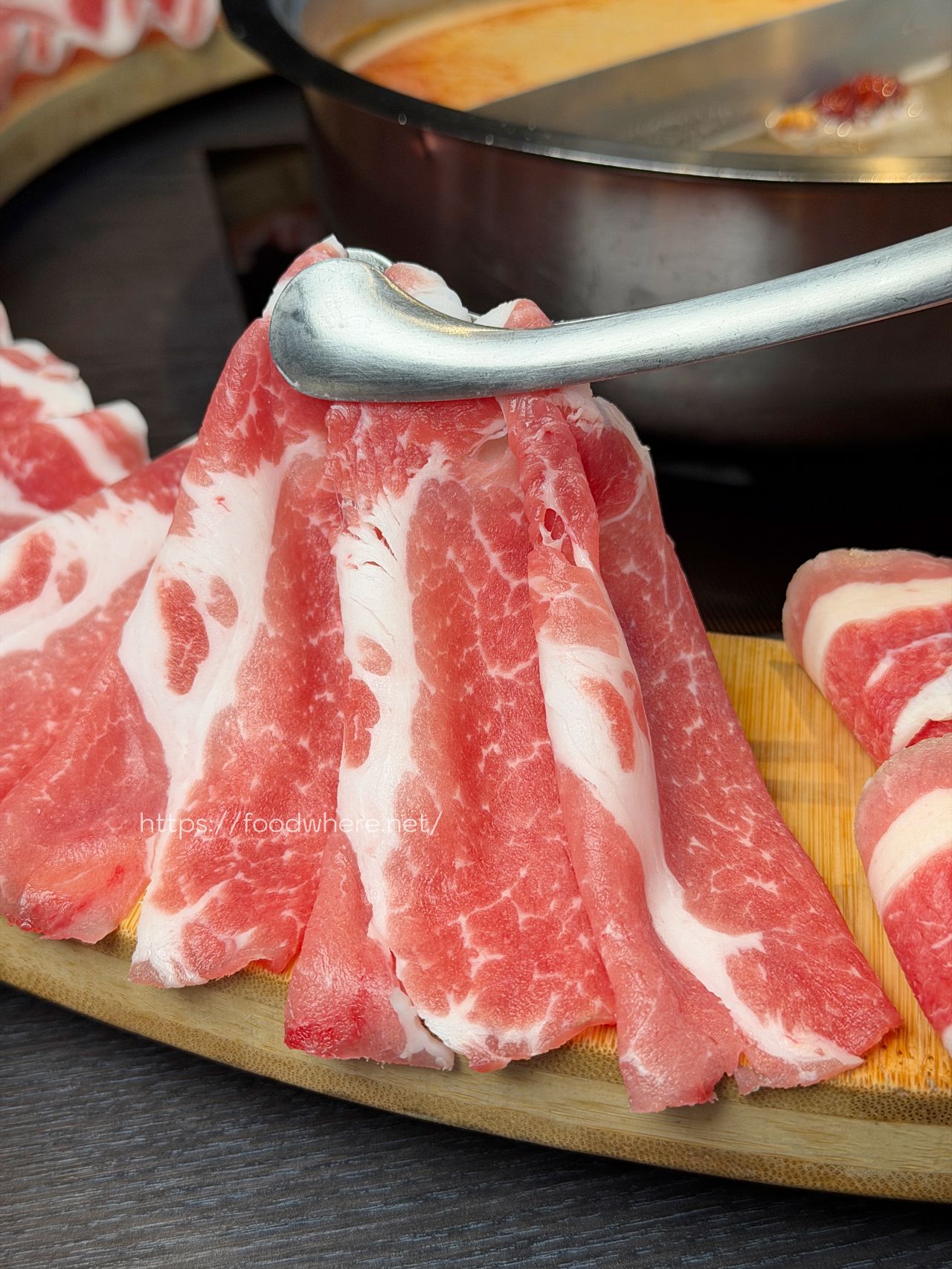 高雄火鍋推薦《舞古賀鍋物專門店》活跳跳新鮮爆蛋紅蟳單隻 99 元，36oz 大份量肉盤雙人餐 @高雄美食底對