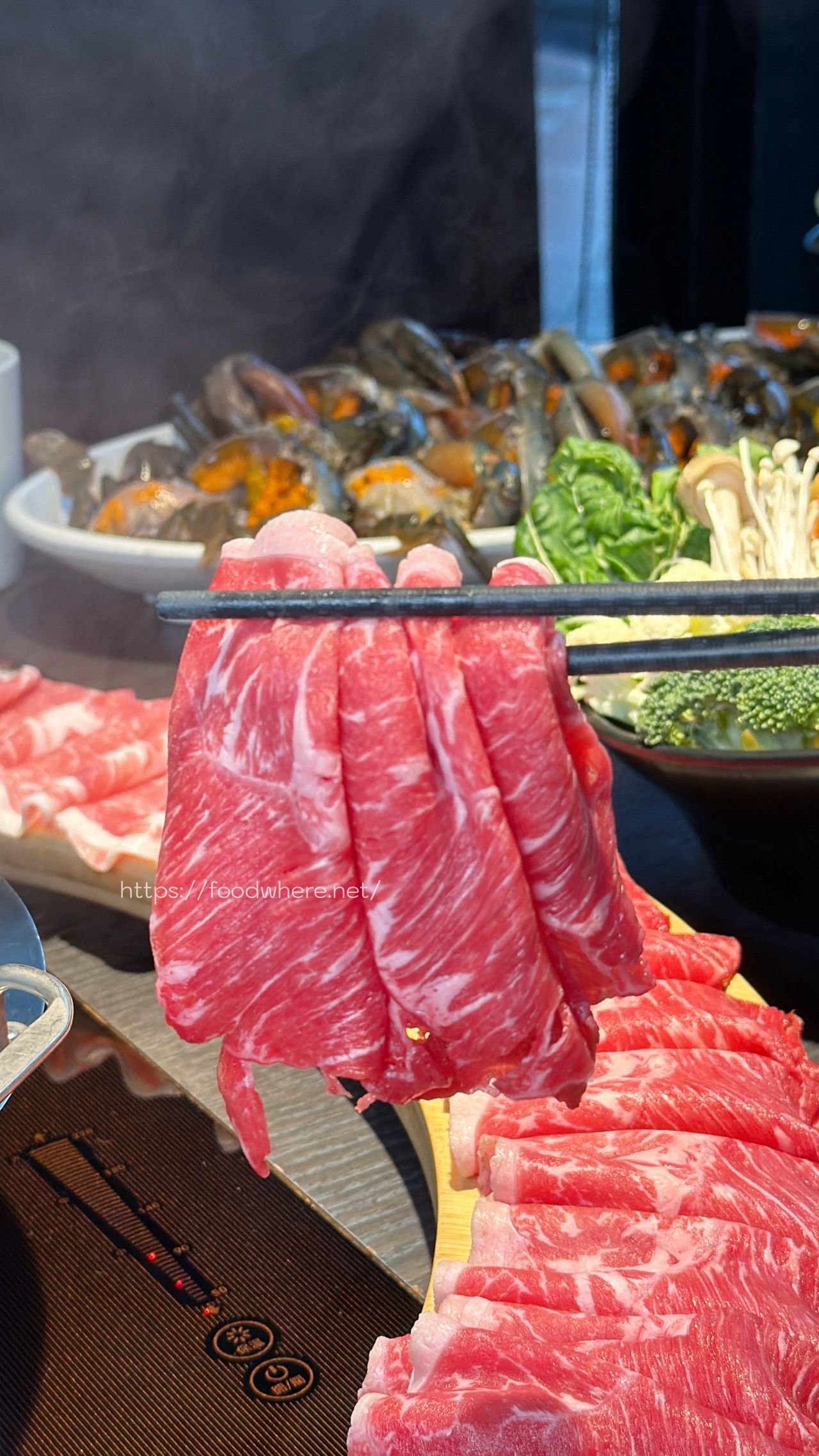 高雄火鍋推薦《舞古賀鍋物專門店》活跳跳新鮮爆蛋紅蟳單隻 99 元，36oz 大份量肉盤雙人餐 @高雄美食底對