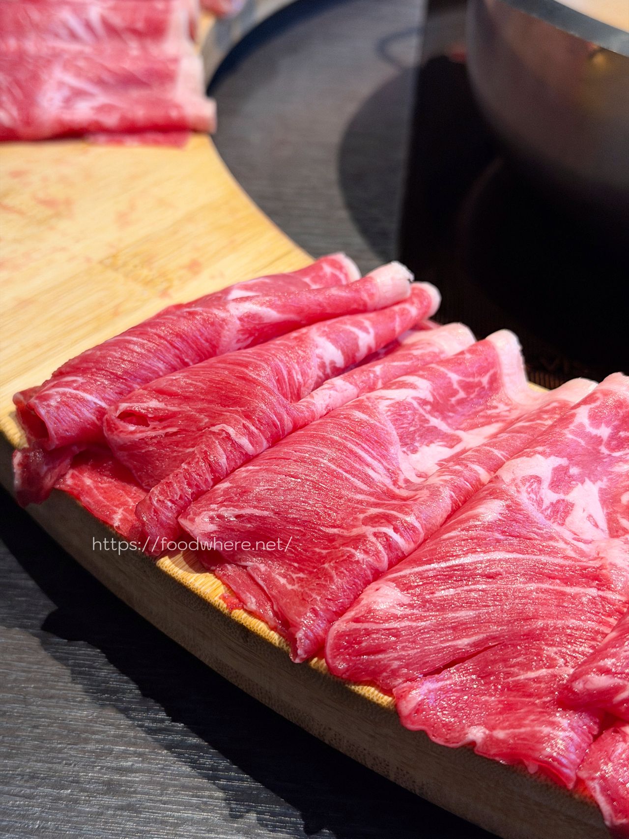 高雄火鍋推薦《舞古賀鍋物專門店》活跳跳新鮮爆蛋紅蟳單隻 99 元，36oz 大份量肉盤雙人餐 @高雄美食底對