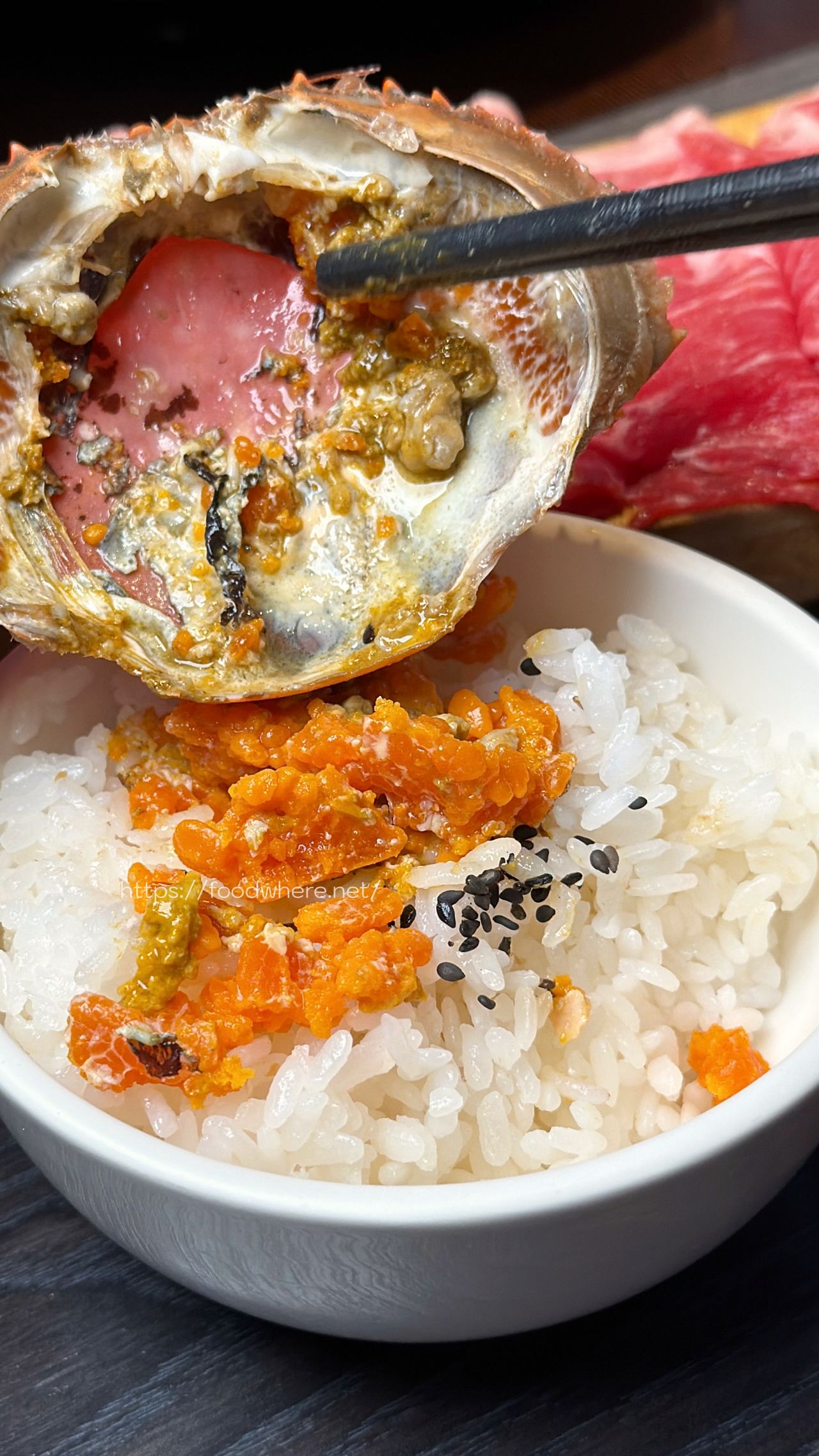 高雄火鍋推薦《舞古賀鍋物專門店》活跳跳新鮮爆蛋紅蟳單隻 99 元，36oz 大份量肉盤雙人餐 @高雄美食底對