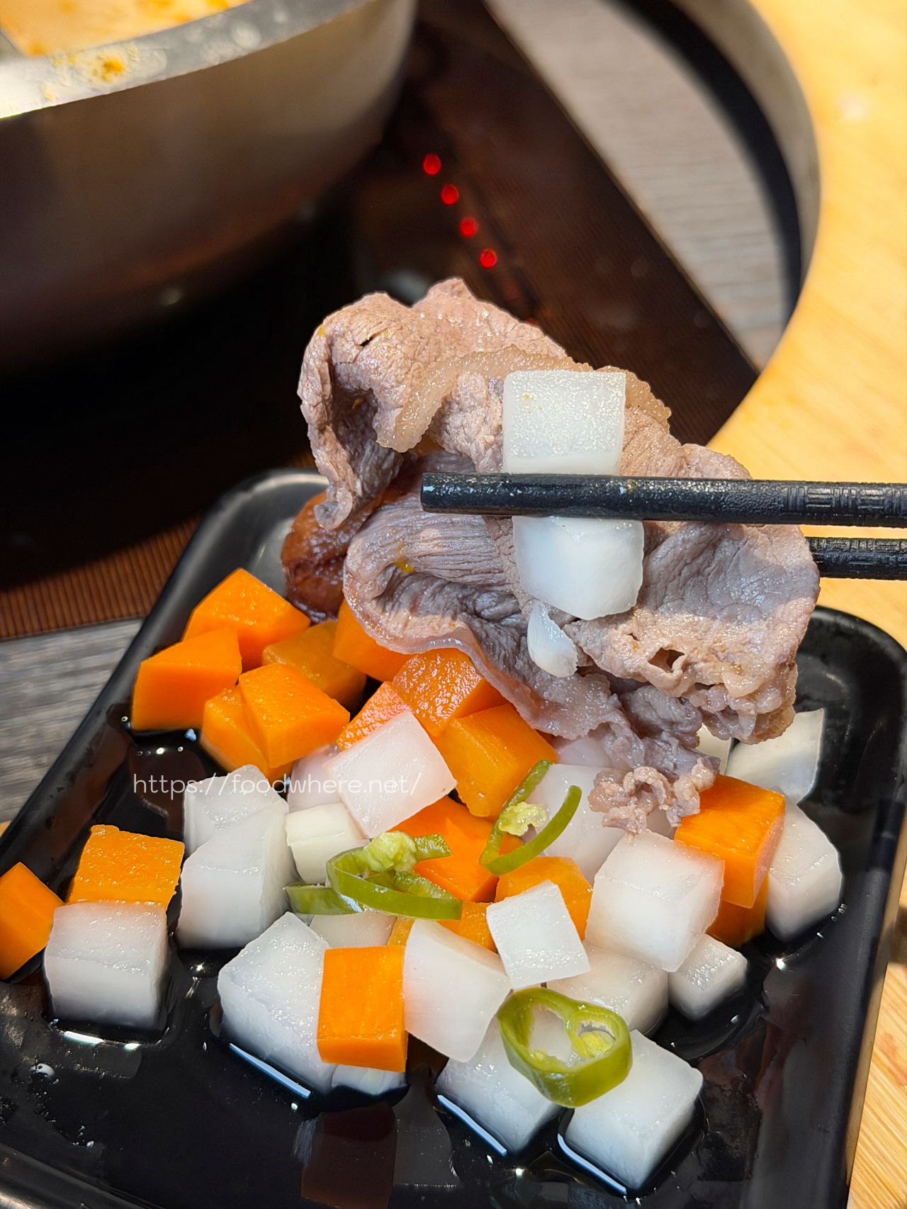 高雄火鍋推薦《舞古賀鍋物專門店》活跳跳新鮮爆蛋紅蟳單隻 99 元，36oz 大份量肉盤雙人餐 @高雄美食底對