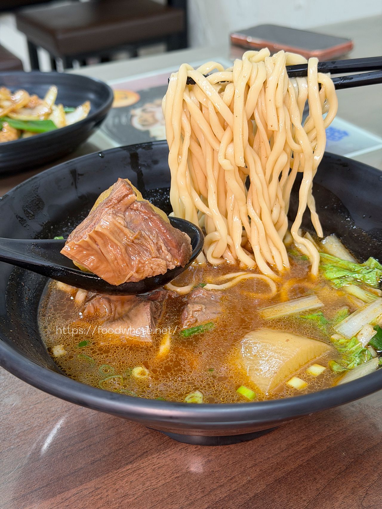 (有菜單)高雄三民美食《傑紅燒豬肉麵》隱藏在松江街的低調美味：老闆不忙才賣的蔥爆豬肉飯！ @高雄美食底對
